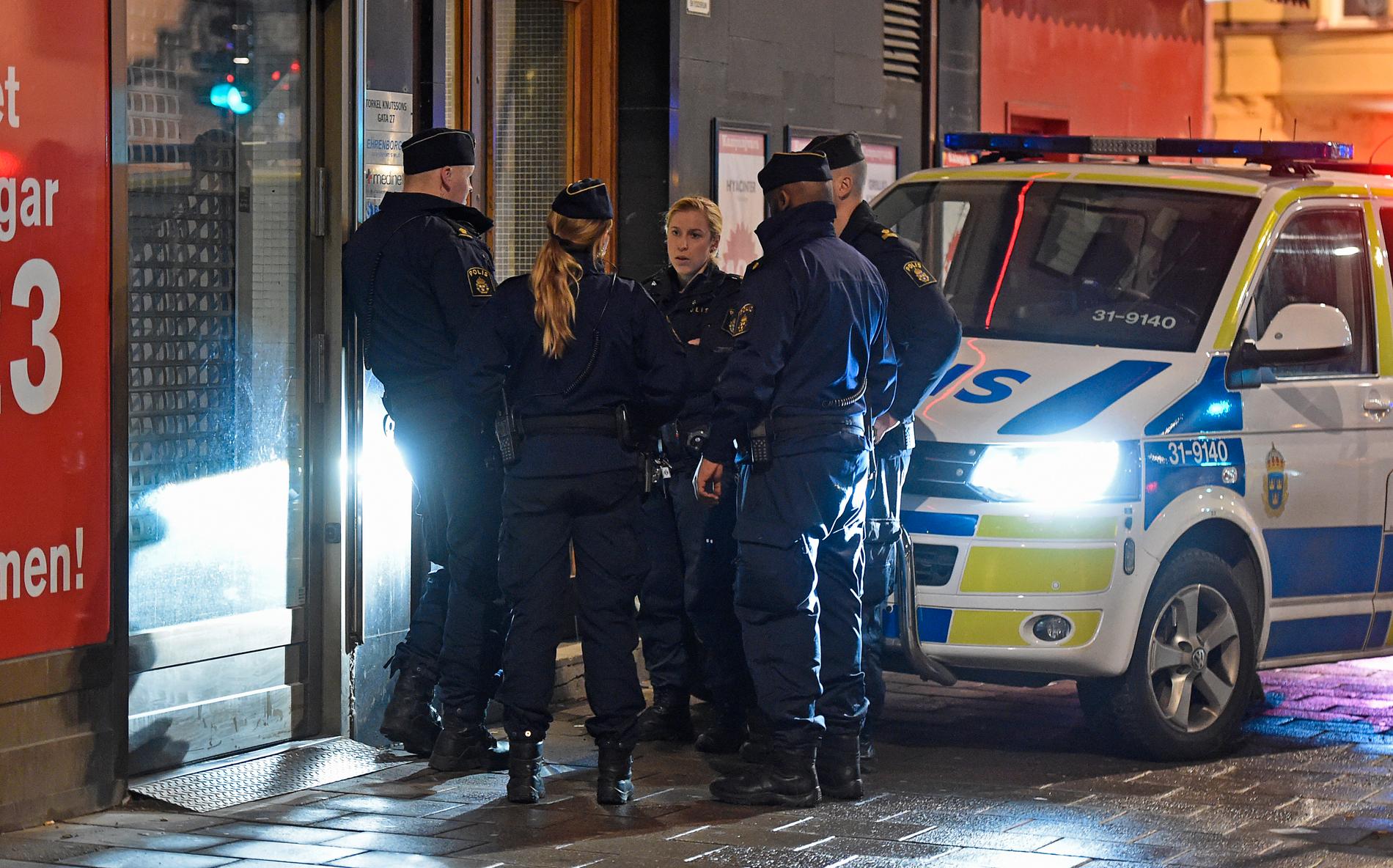 Mannen hittades mördad utanför sin bostad på Söder i Stockholm.