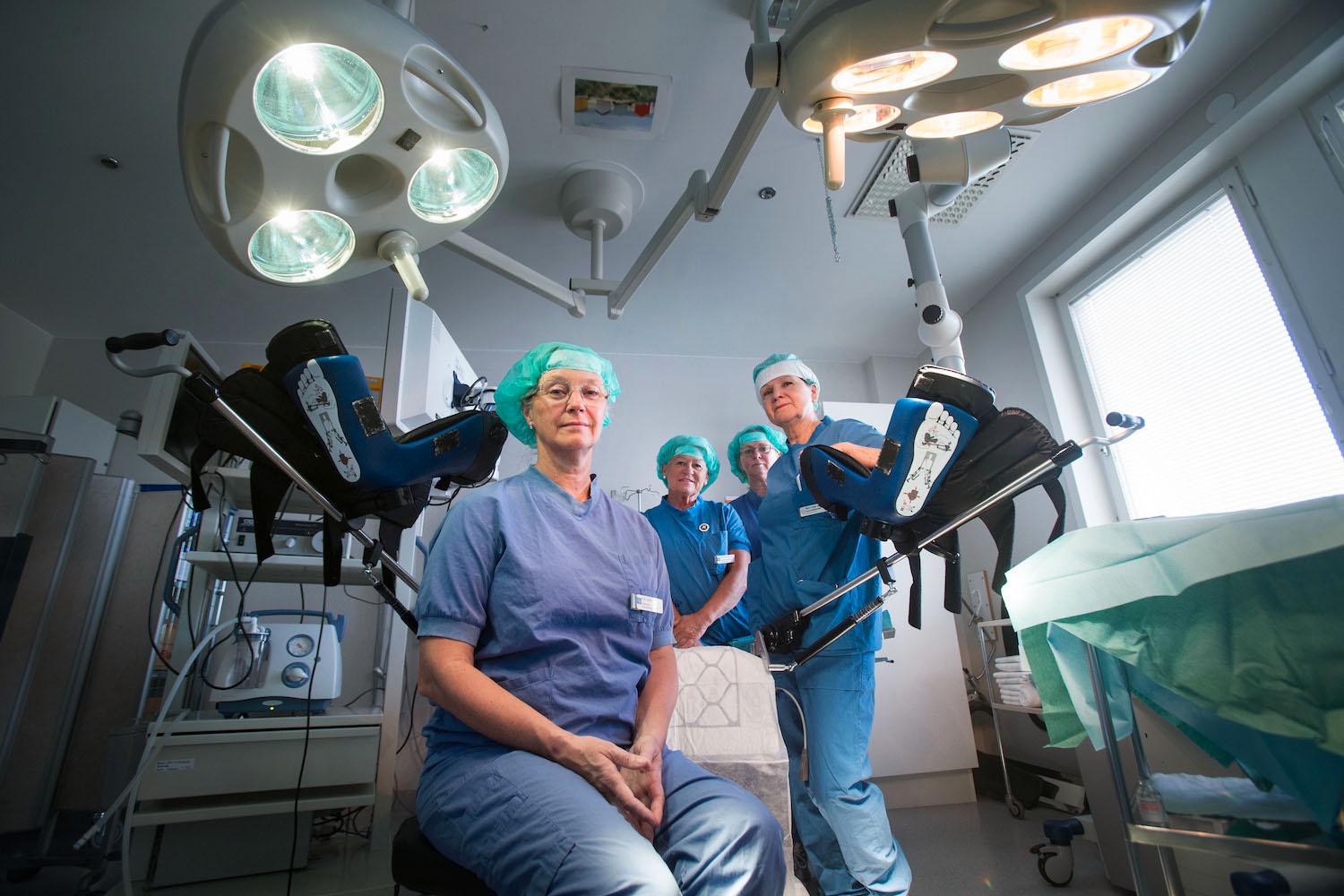 Eva Uustal, expert på förlossningsskador och en pinjonär inom det förebyggande arbetet för att minska bristningarna, i en operationssal vid Linköpings universitetssjukhus där hon arbetar som överläkare och gynkirurg med att bland annat laga förlossningsskador.