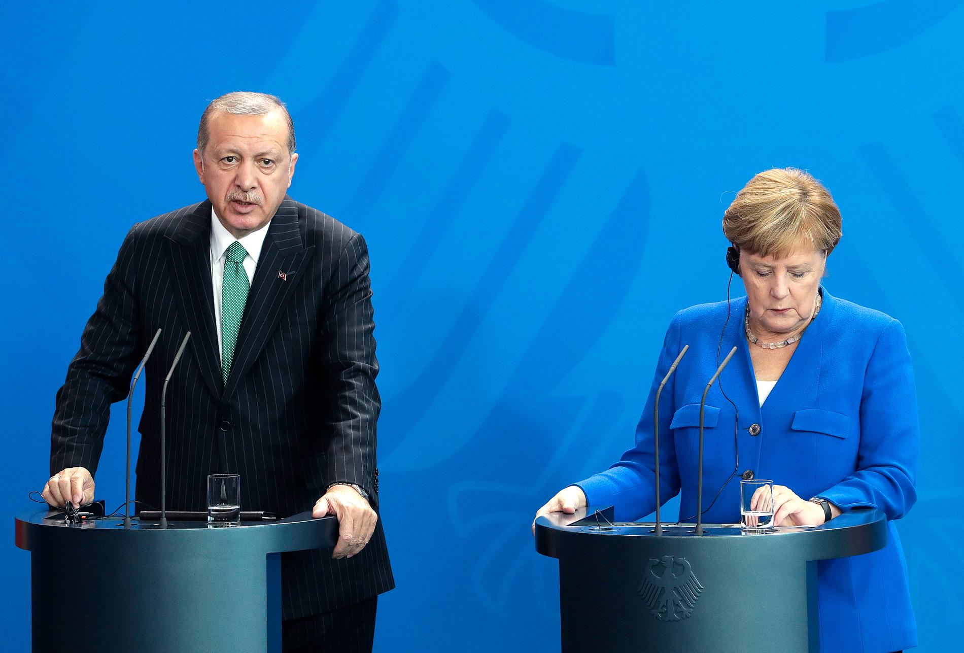 Tukiets president Recep Tayyip Erdogan och Tysklands förbundskansler Angela Merkel vid den gemensamma presskonferensen i Berlin.