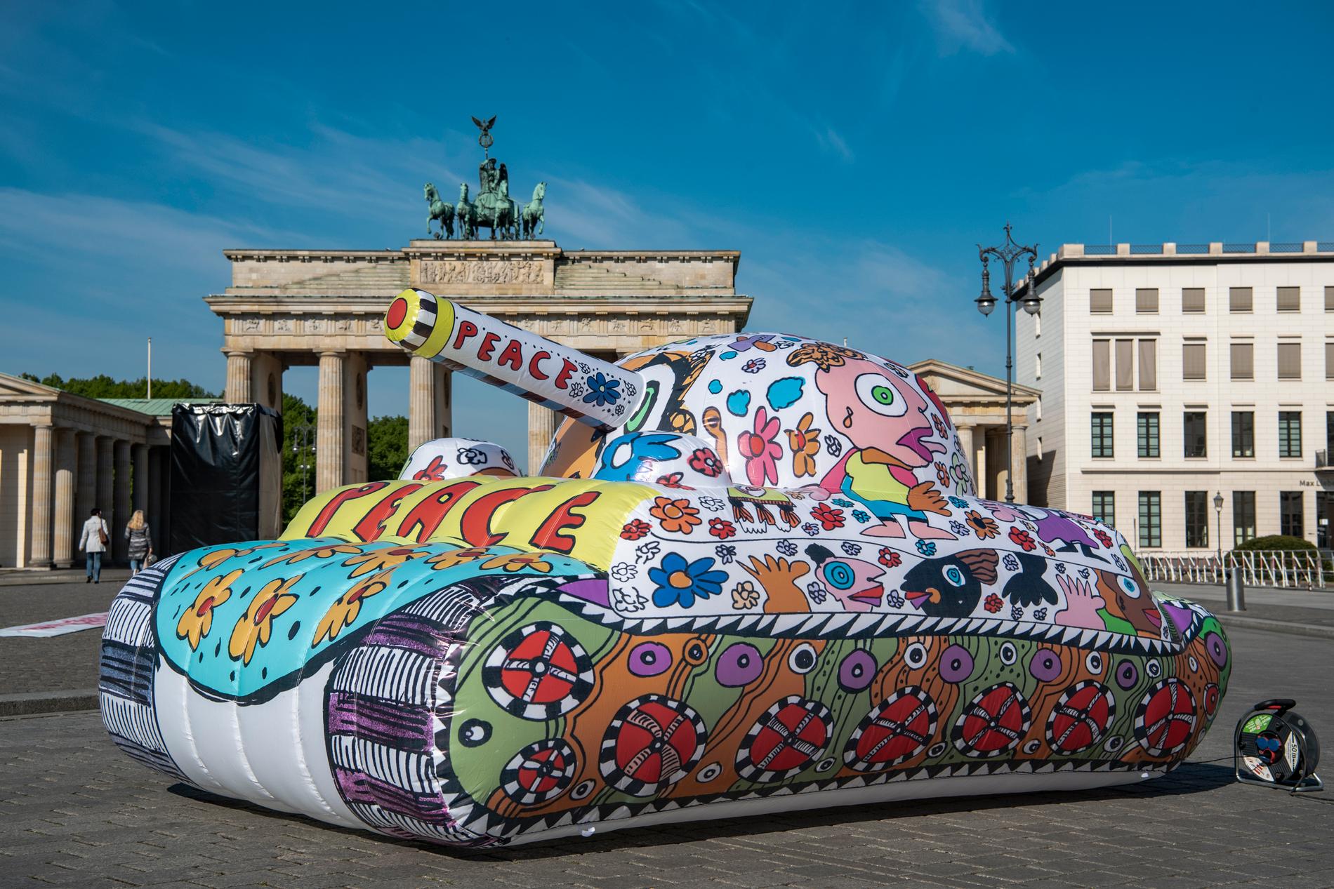 Den tyska popkonstnären Michael Fischer har byggt en uppblåsbar tank framför Branderburger Tor för att fira minnet av krigsslutet. 