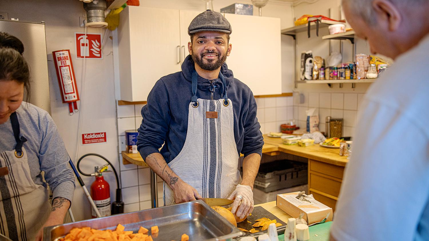 João Paulo startade föreningen Alla ska få mat 2020 och har tillsammans med andra volontärer hjälpt många utsatta människor. ”Man behöver inte vara kock eller så för att komma hit och hjälpa till”, säger han. 
