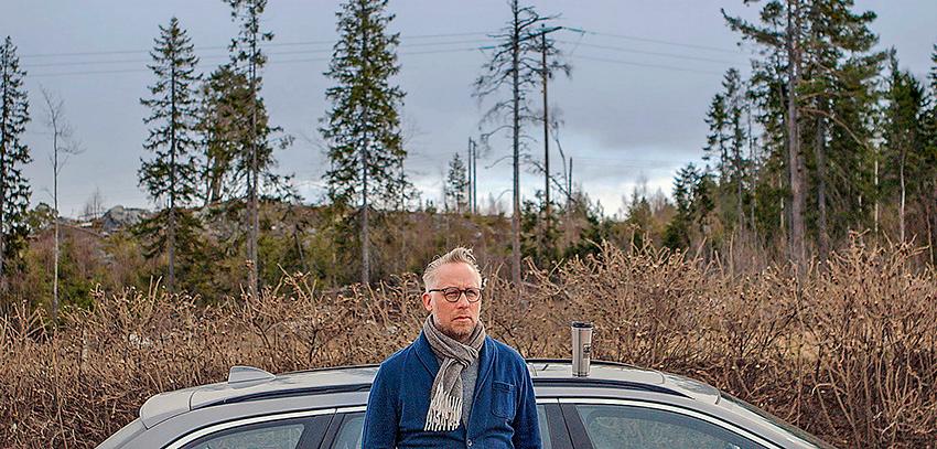Po Tidholm är journalist och kritiker, född och bosatt i Hälsingland. Han ägnar mycket av sitt arbete åt Norrland och landsbygdsfrågan. Förra hösten sändes hans dokumentärserie ”Resten av Sverige” i SVT.