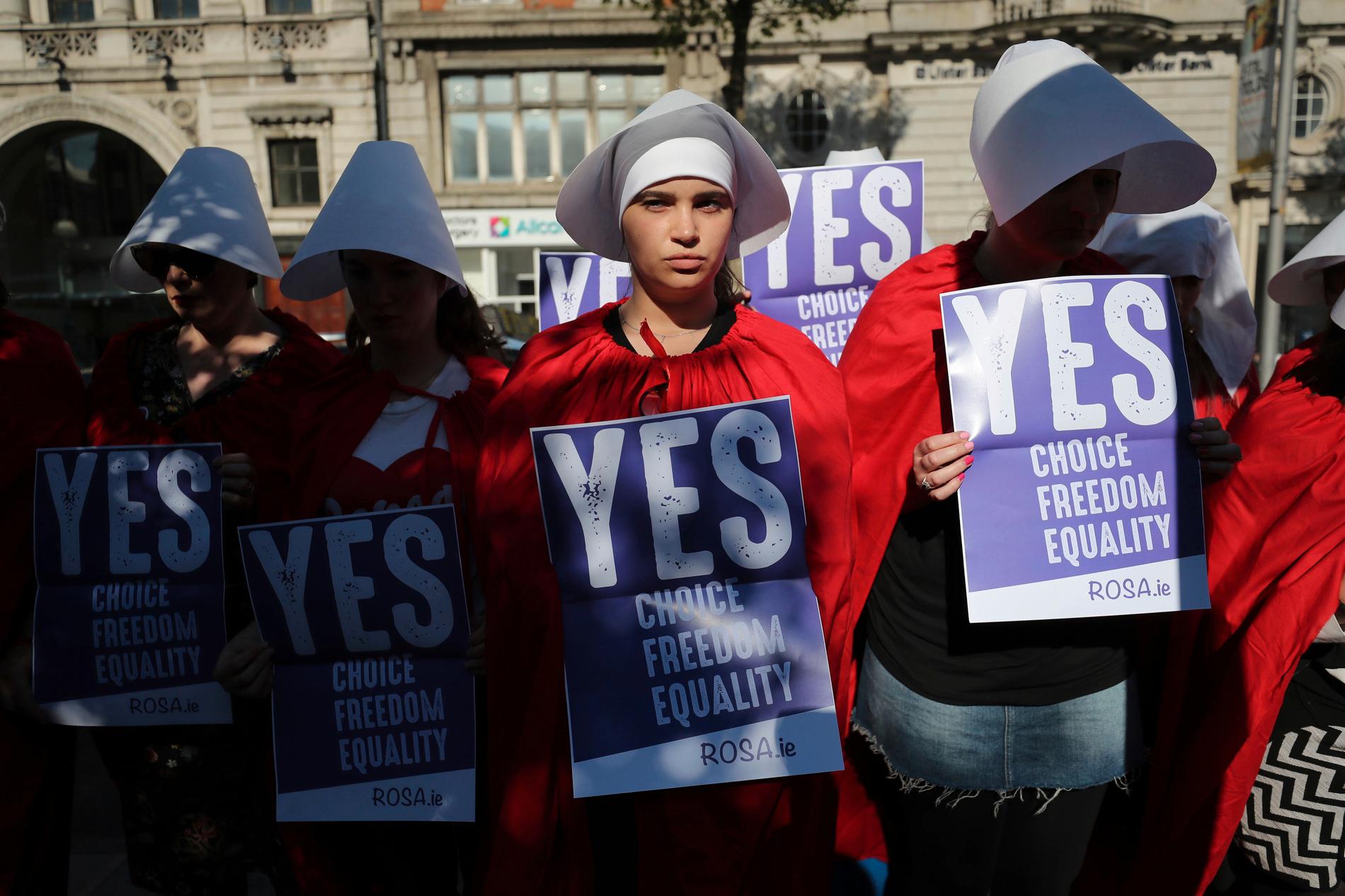 Frivilliga från organisationen Rosa (Reproductive rights, against oppression, sexism & austerity), iklädda dräkter inspirerade av tv-serien "The handmaid's tale", kampanjar i Irlands huvudstad Dublin för ett ja.