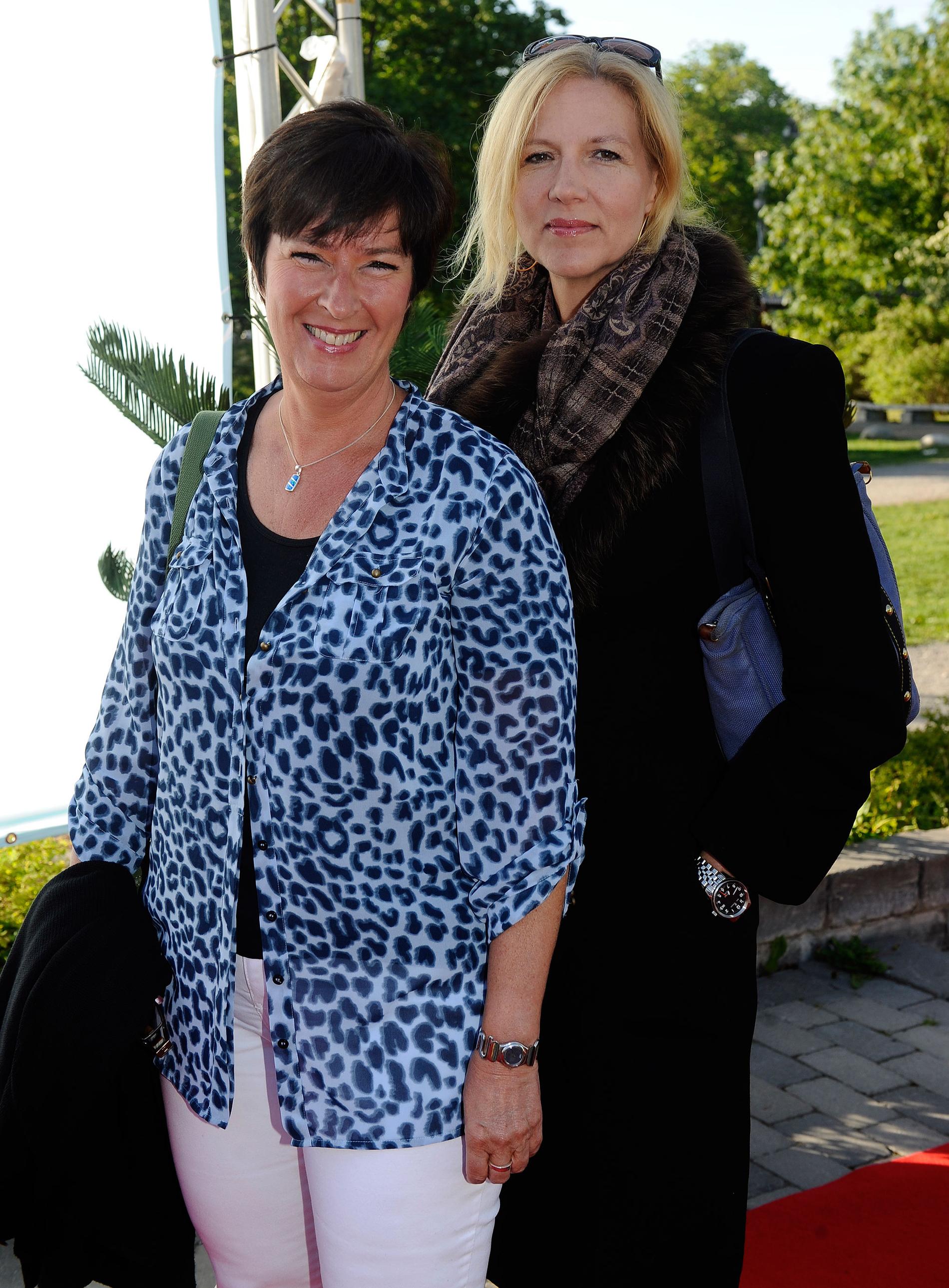 Liza Marklund och Mona Sahlin. Det var Mona som kom med beskedet att Anna Lindh avlidit.