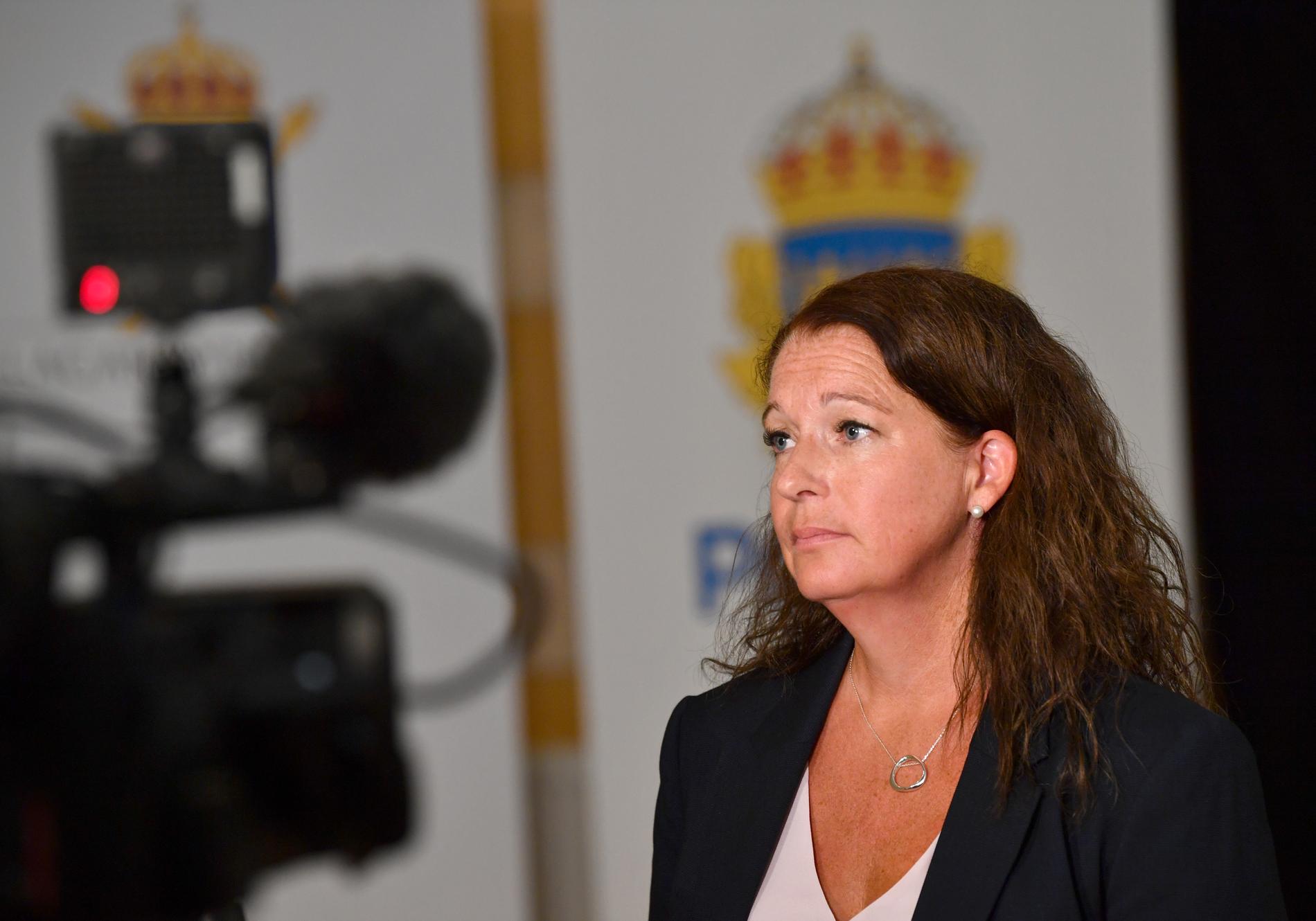 Kammaråklagare Anna Lander talar med journalister efter att Norrköpings tingsrätt meddelat sin dom i augusti i fjol. Mamman dömdes för grovt vållande till annans död.