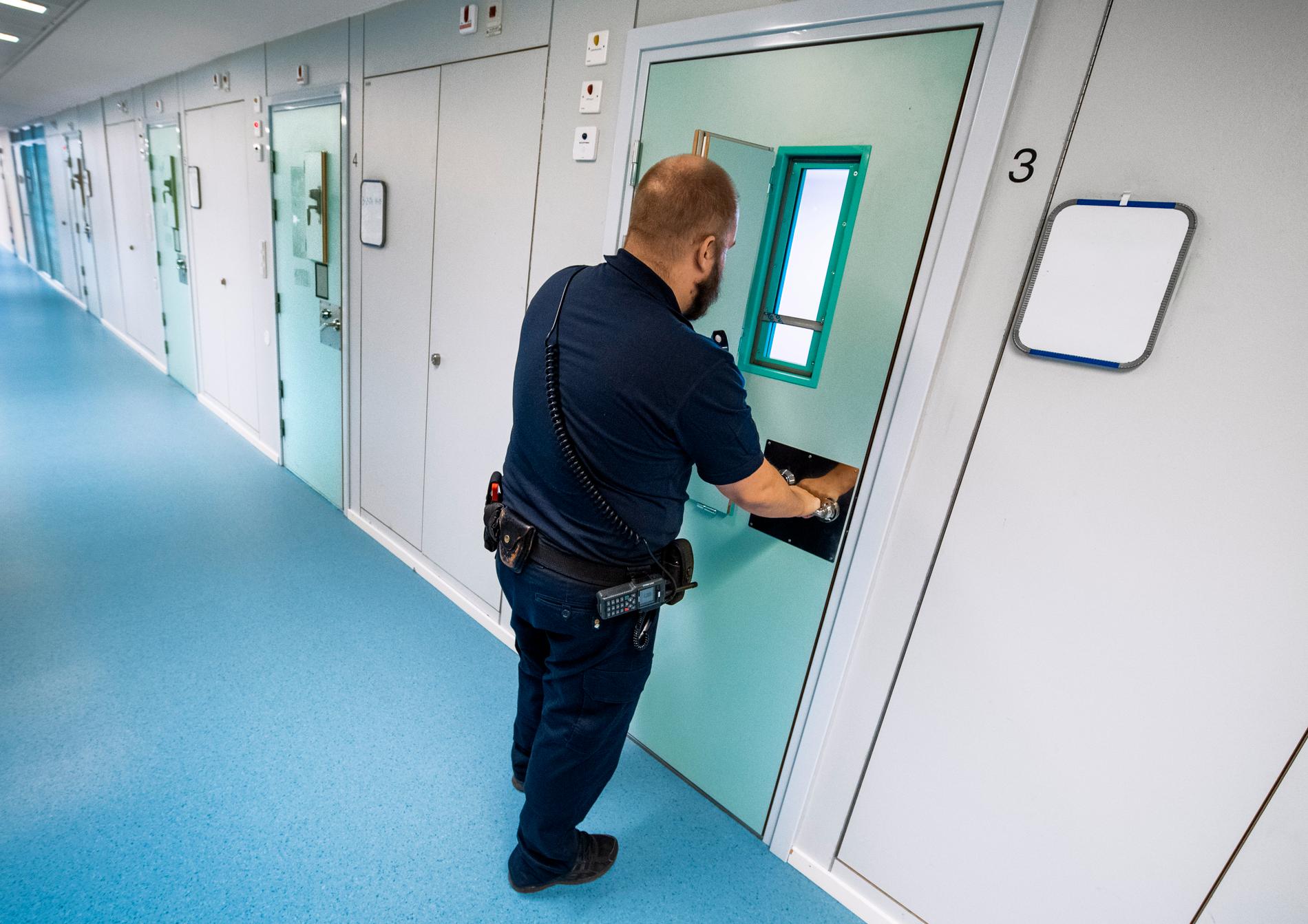 En manlig häktesvakt öppnar dörren till en cell på häktet i Huddinge, ett av Kriminalvårdens säkerhetshäkten. Arkivbild.