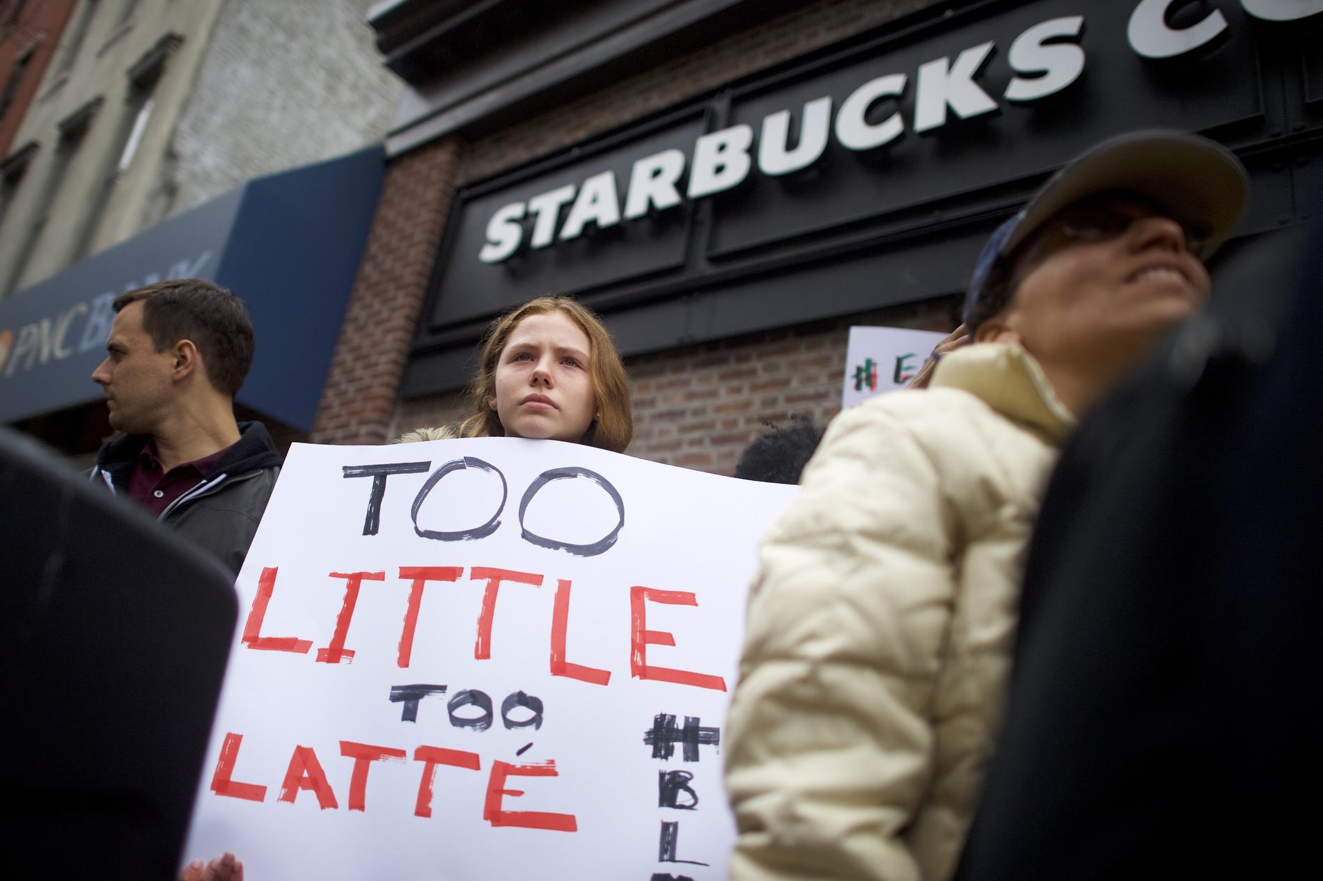 Demonstranter i Philadelphia protesterar mot Starbucks.