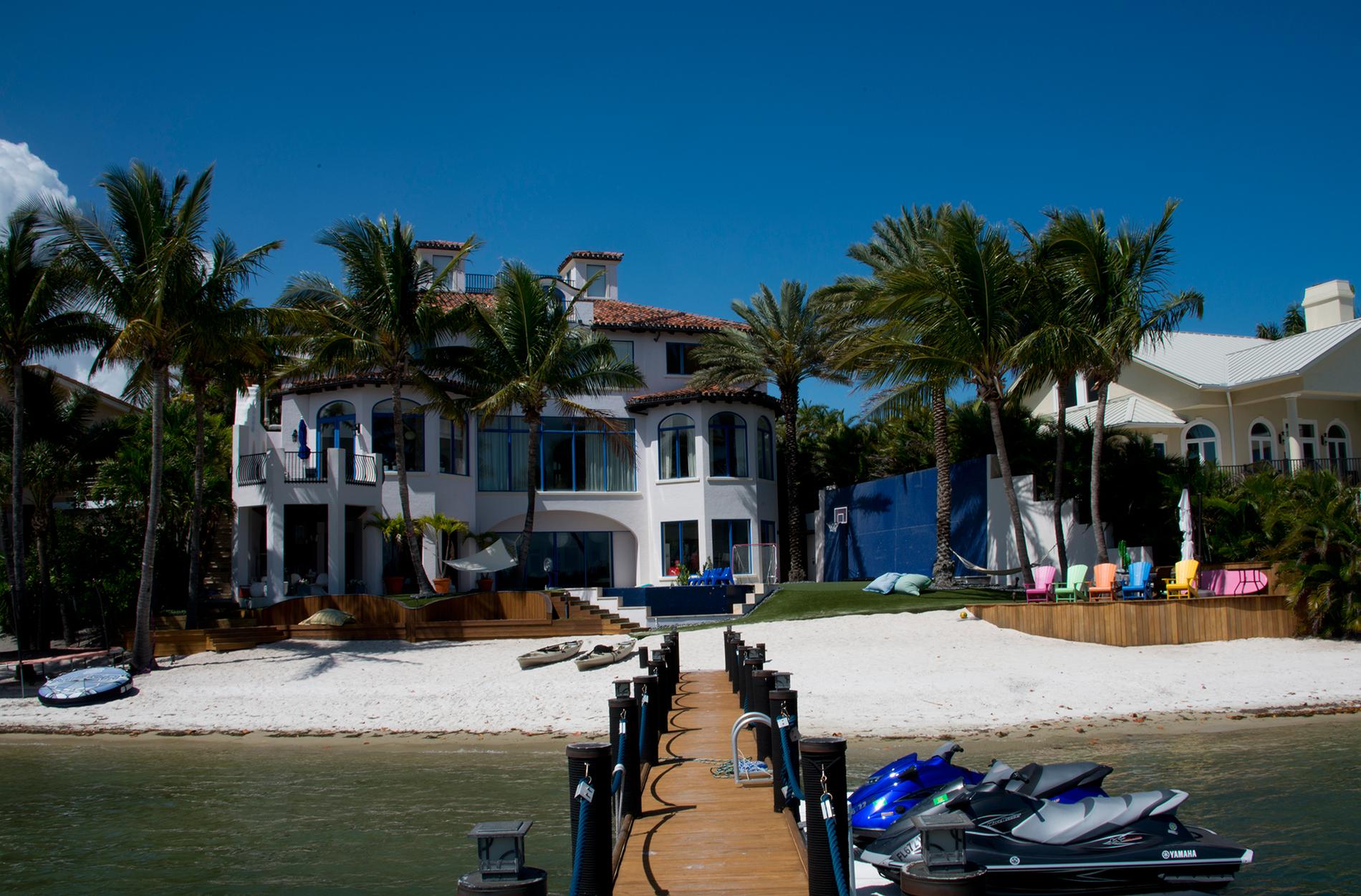 Nu väntas nya gäster till den lyxiga strandvillan i Florida.