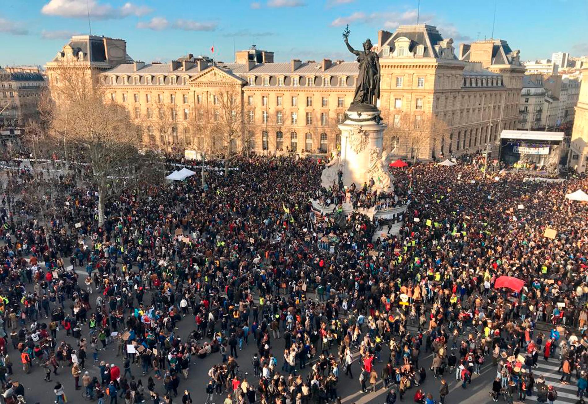 Demonstranter deltog i en protest i centrala Paris på lördagen mot vad de ser som den franska regeringens bristande åtgärder mot klimatförändringarna.