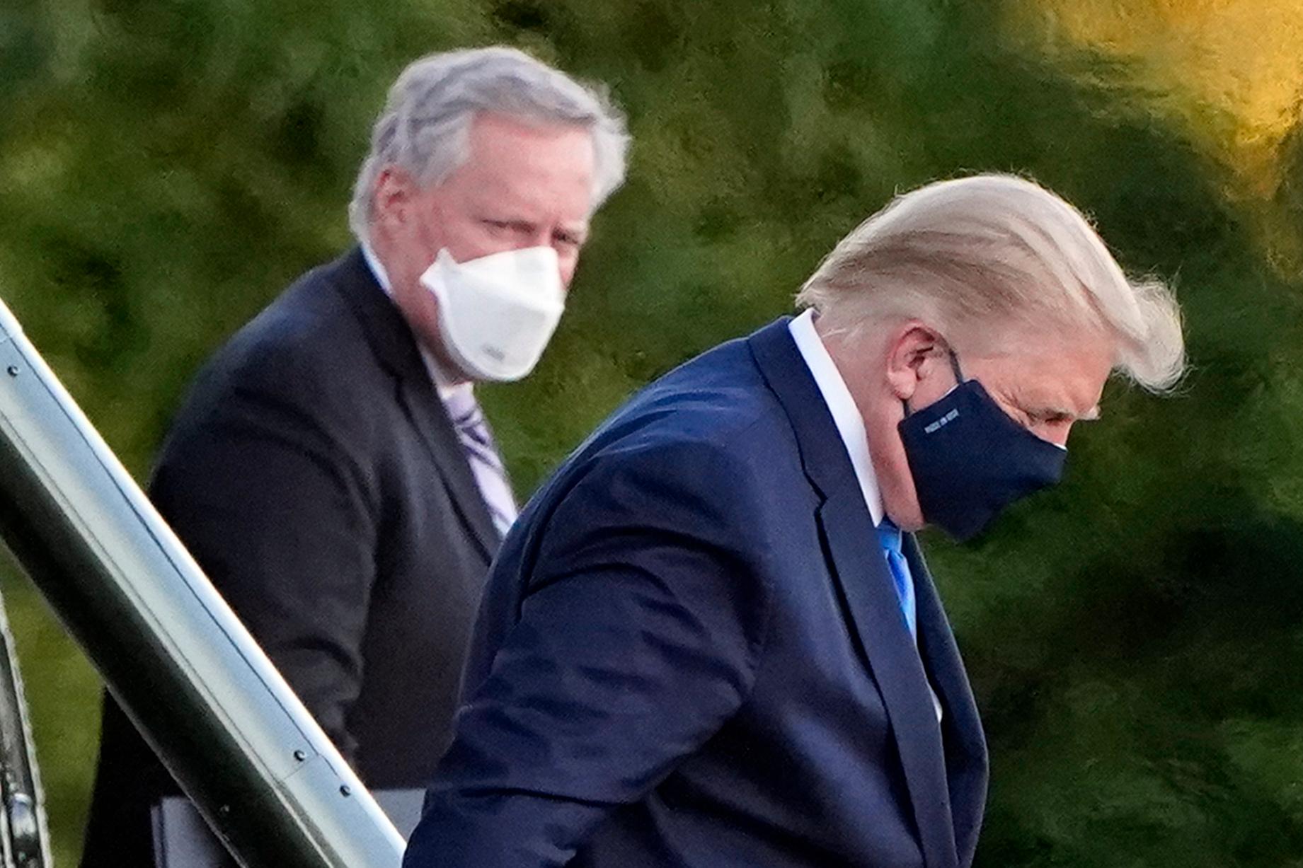 Donald Trump på väg in till sjukhuset, med stabschefen Mark Meadows i bakgrunden.