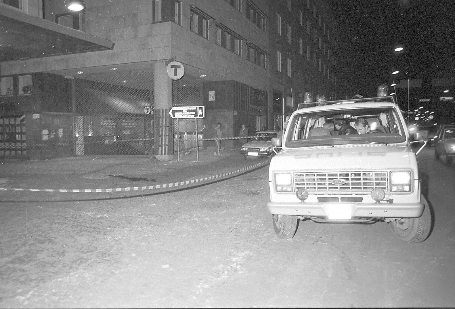Janne Schmidt var Aftonbladets fotograf på Sveavägen. Dessa bilder är de absolut första som Aftonbladet tog på mordplatsen.