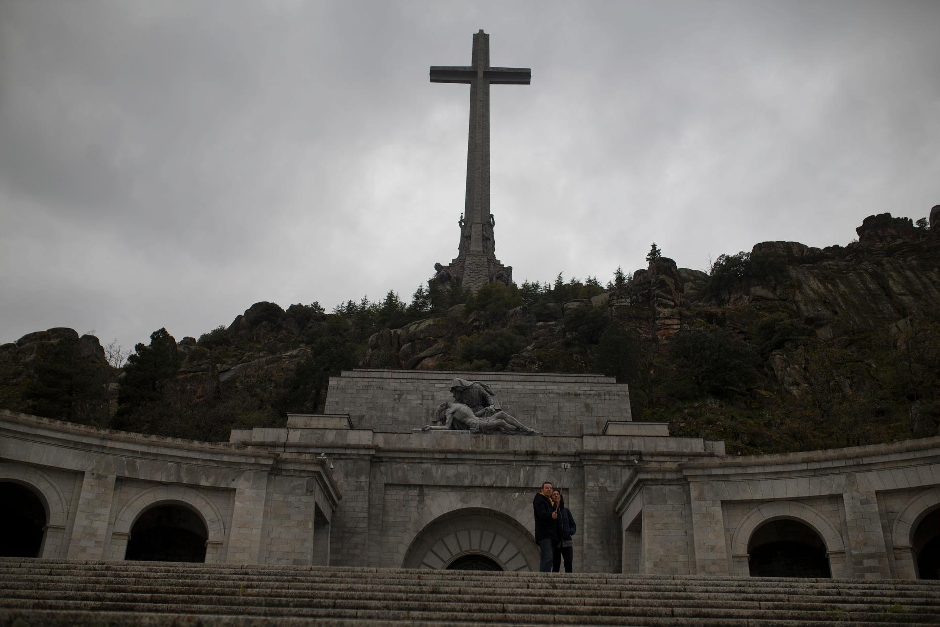 Turister besöker De fallnas dal utanför Madrid. Diktatorn Francisco Franco lät på 50-talet färdigställa ett gravmonument över inbördeskrigets offer samt en kyrka och ett kloster. Han ligger begravd inne i den utsprängda basilikan under ett 150 meter högt kors som syns på milsvida avstånd. Arkivbild.