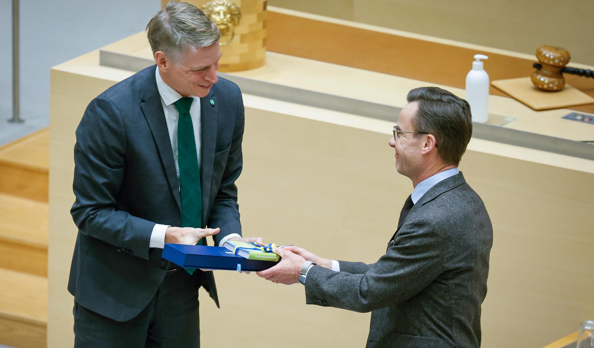 Statsminister Kristersson överräckte en bok och en slips.  