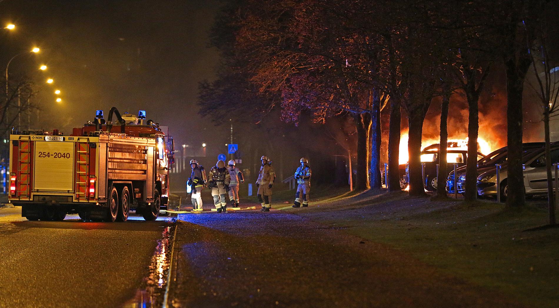 Under tumultet i Trollhättan stacks bland annat en bil i brand.