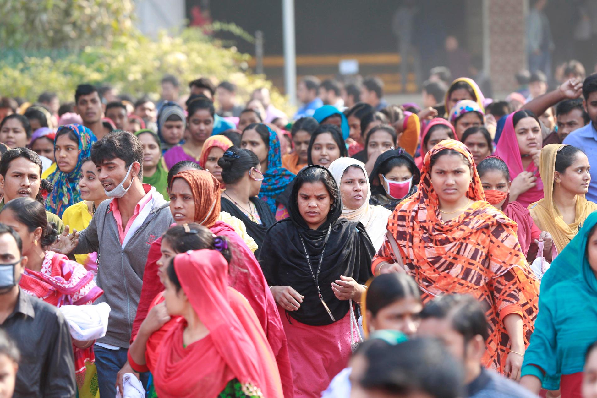 Strejken bland Bangladeshs drygt fyra miljoner textilarbetare har lett till våldsamma sammandrabbningar med polisen.