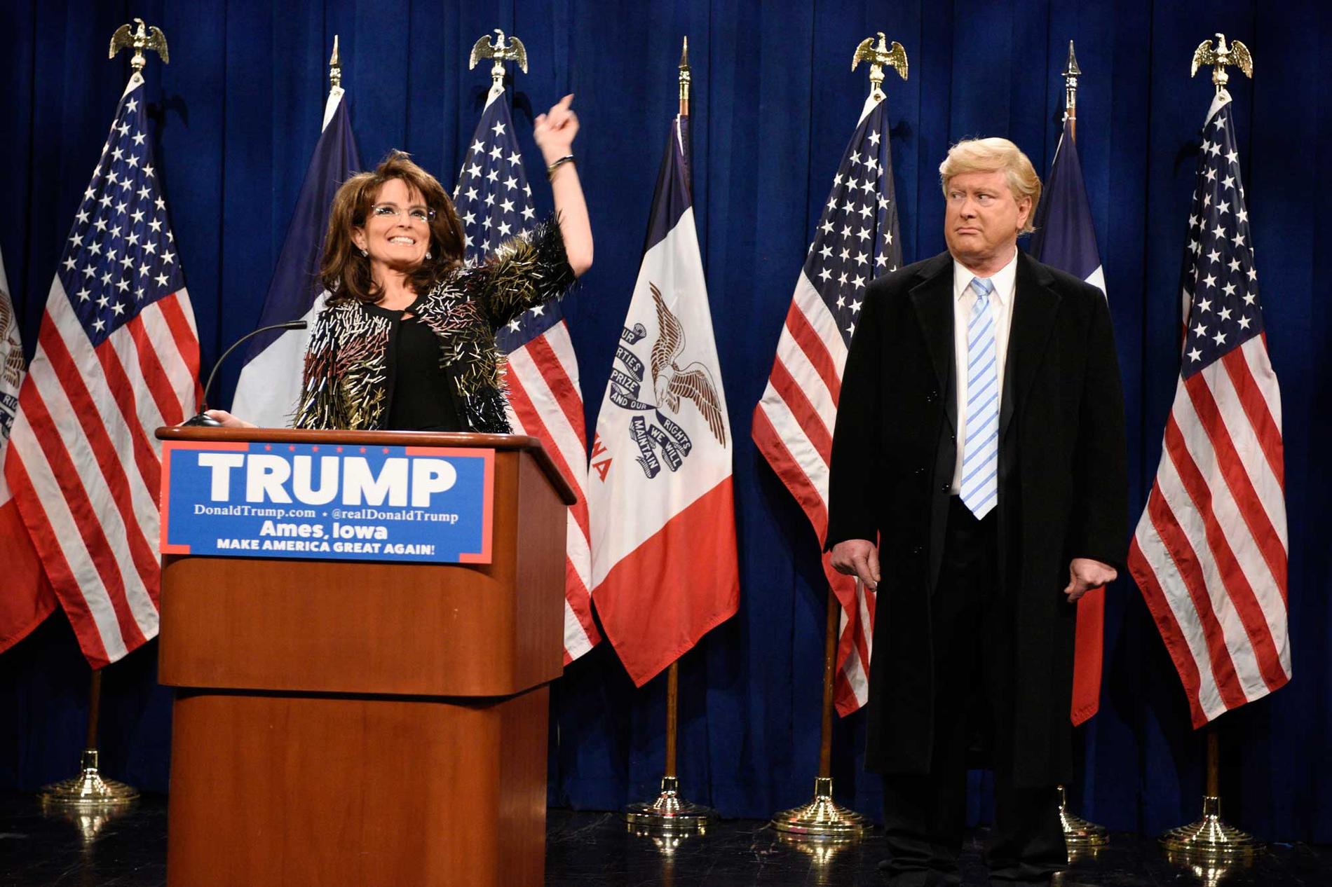 Tina Fey som Sarah Palin och Darrell Hammond som Donald Trump i en sketch i tv-programmet ”Saturday Night Live”.
