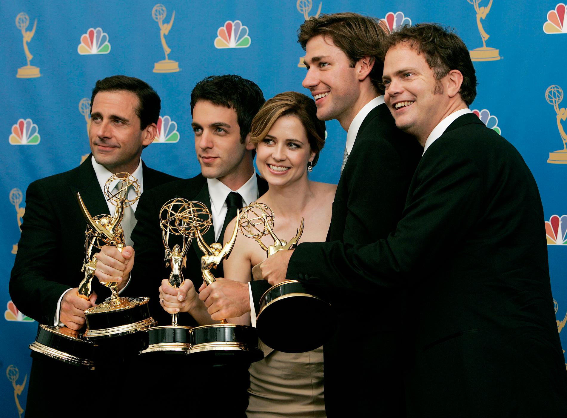 Steve Carrell, B.J. Novak, Jenna Fischer, John Krasinski och Rainn Wilson tog emot pris när ”The office” vann Emmy för bästa komediserie 2006.