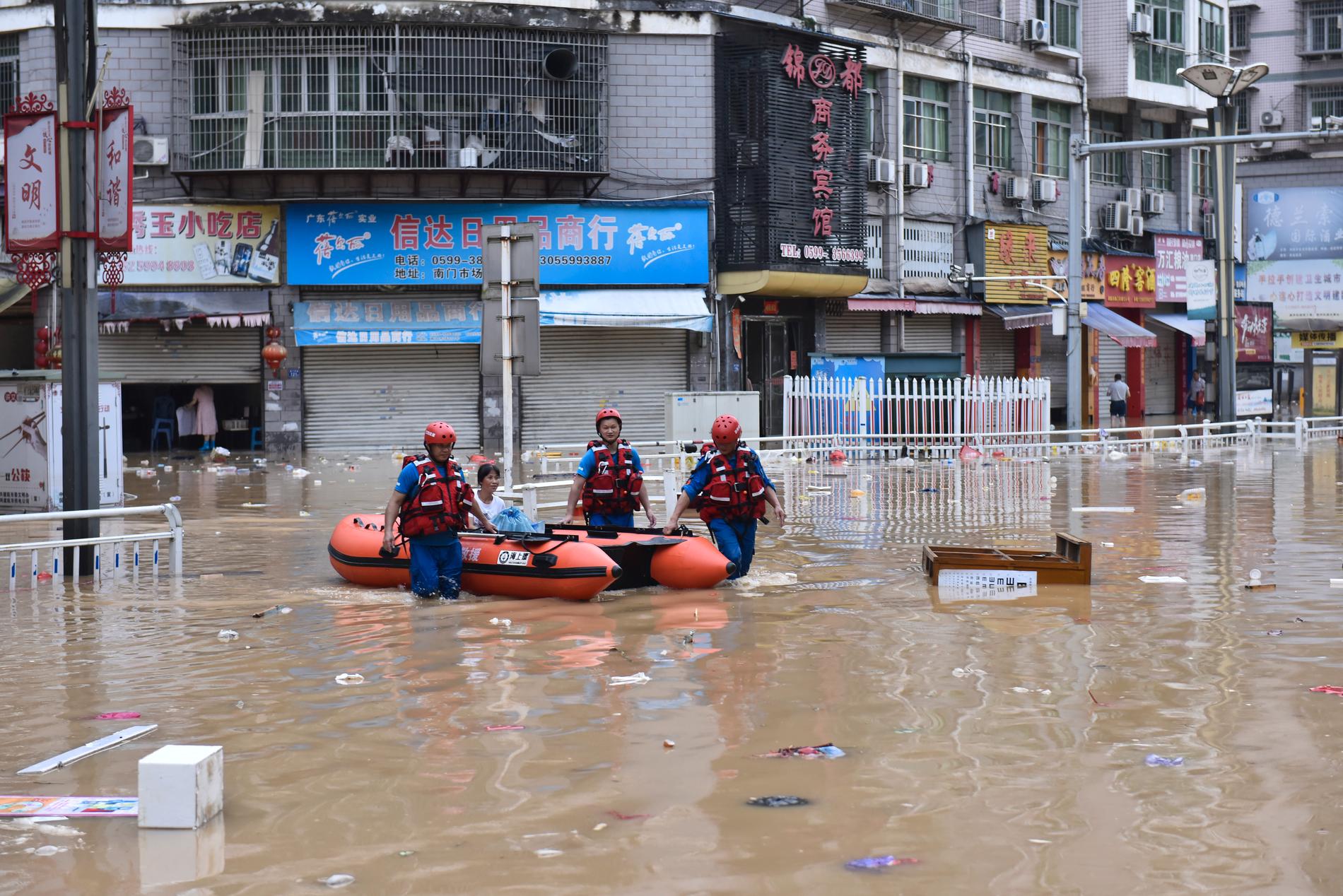 Översvämningar har bland annat drabbat staden Jian'ou i sydöstra Kina. Bilden kommer från den statliga nyhetsbyrån Nya Kina.