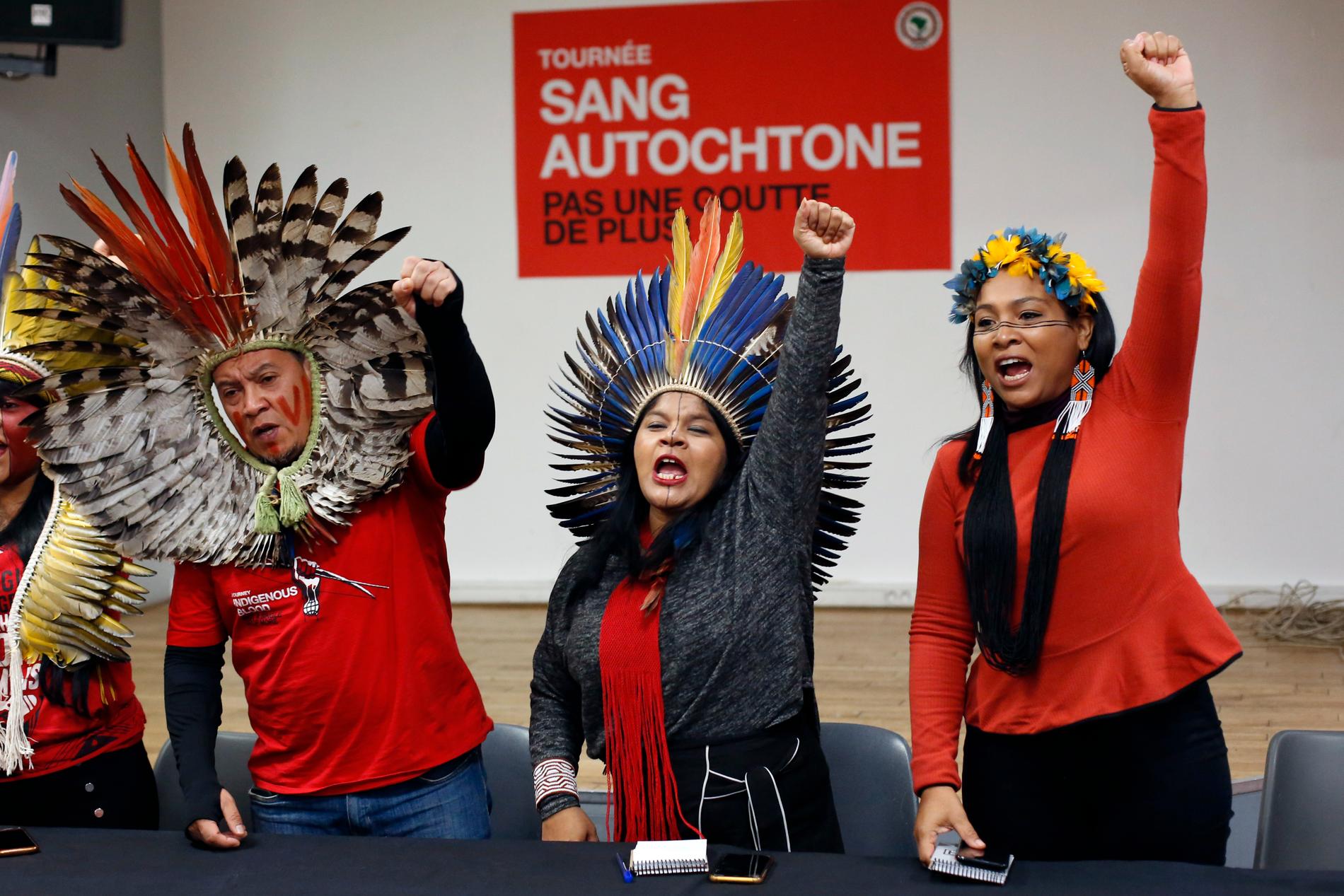 I mitten Sonia Guajajara, ordförande i ursprungsbefolkningarnas organisation i Brasilien, här i förra månaden vid en manifestation i Paris mot skogsskövlingen i Amazonas.