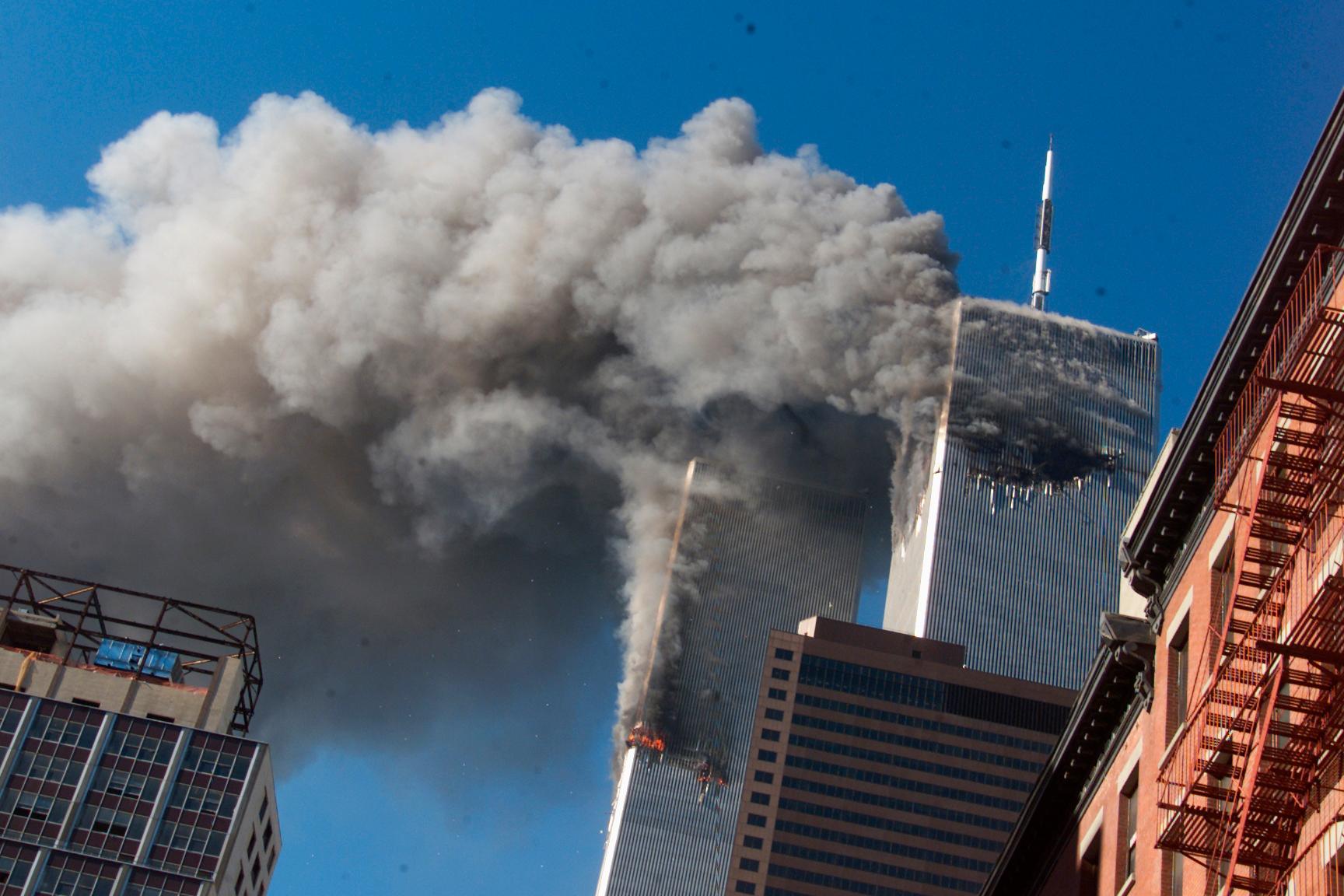 Terrorrörelsen al-Qaida låg bakom terrorattackerna i USA den 11 september 2001, då bland annat World Trade Center attackerades. Omkring 3 000 människor dödades i dåden.