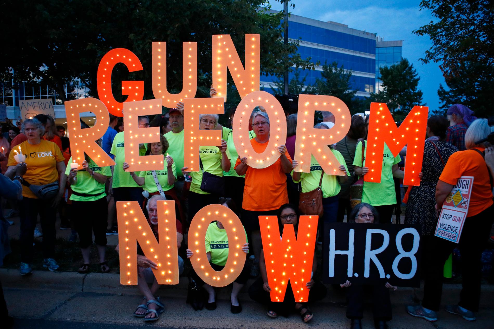 En manifestation för skärpta vapenlagar utanför vapenlobbyorganisationen NRA:s högkvarter i Fairfax i Virginia.