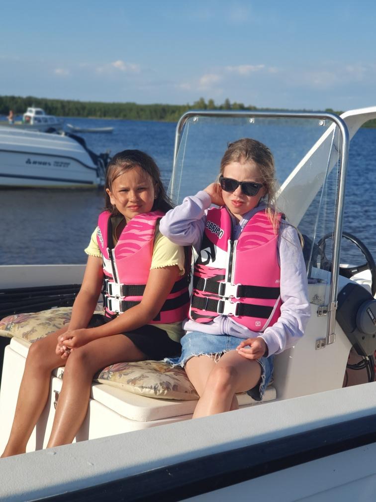Kusinerna Siri och Hilda på båtutflykt till Ormskär i skärgården mellan Kalix och Haparanda.