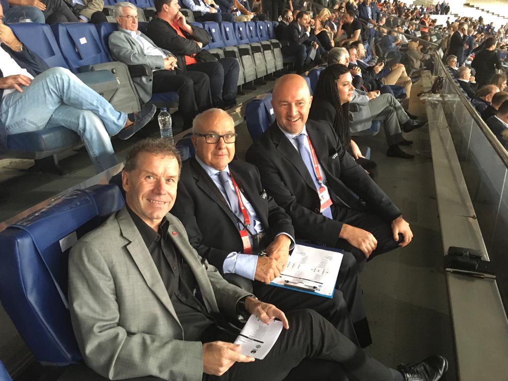 Leif Lindberg på uppdrag i Olympiastadion tillsammans med Uefas domarobservatör och delegat.