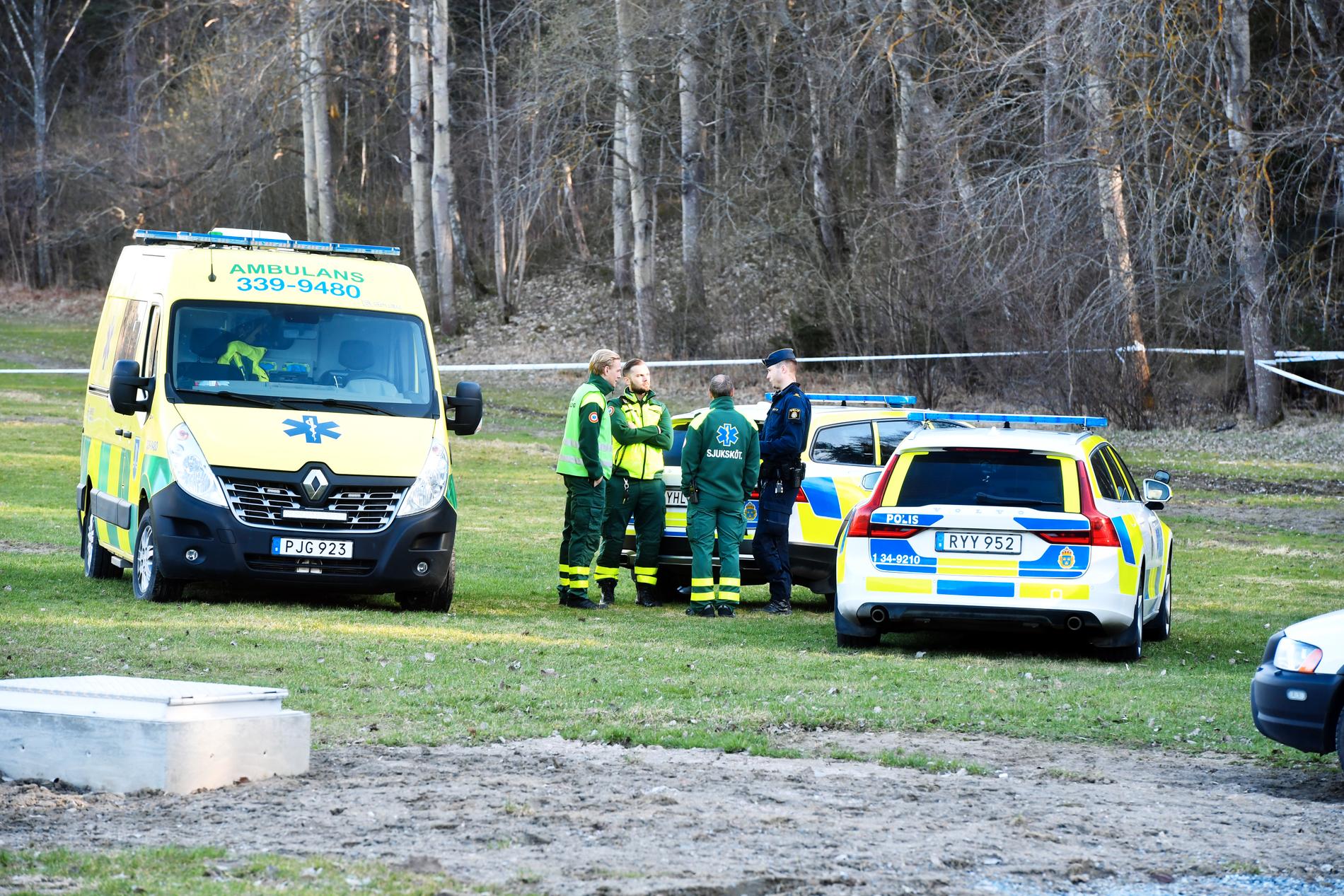Personen hittades i ett skogsområde i Täby.