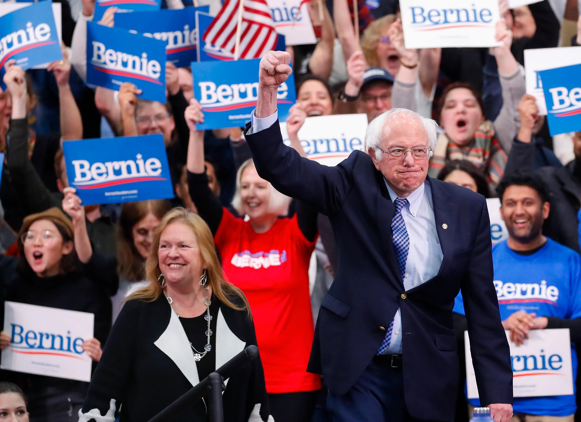 Vermontsenatorn och presidentaspiranten Bernie Sanders tillsammans med sin hustru Jane O'Meara Sanders på valvakan i Manchester i New Hampshire.