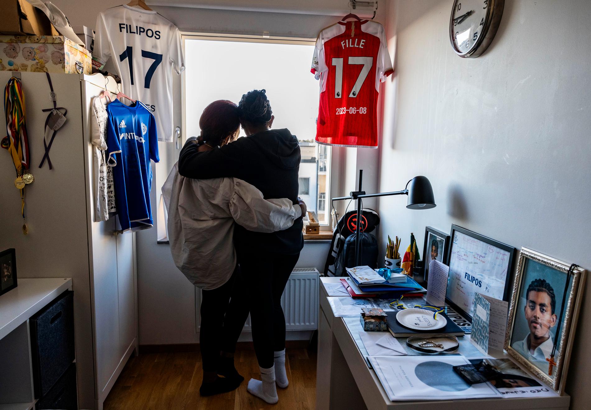 Filipos rum i lägenheten i Älvsjö står orört. Här har familjen samlat mängder av hälsningar från vänner, familjemedlemmar och släktingar.