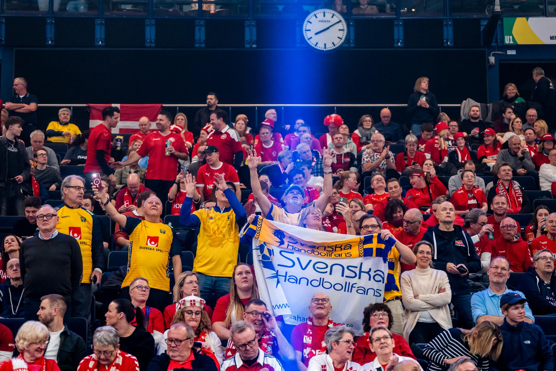 Svenska fans sjunger med i Peter Jöbacks version av ”Stad i ljus” inför matchen. Sverige-Danmark under handbolls-EM. 
