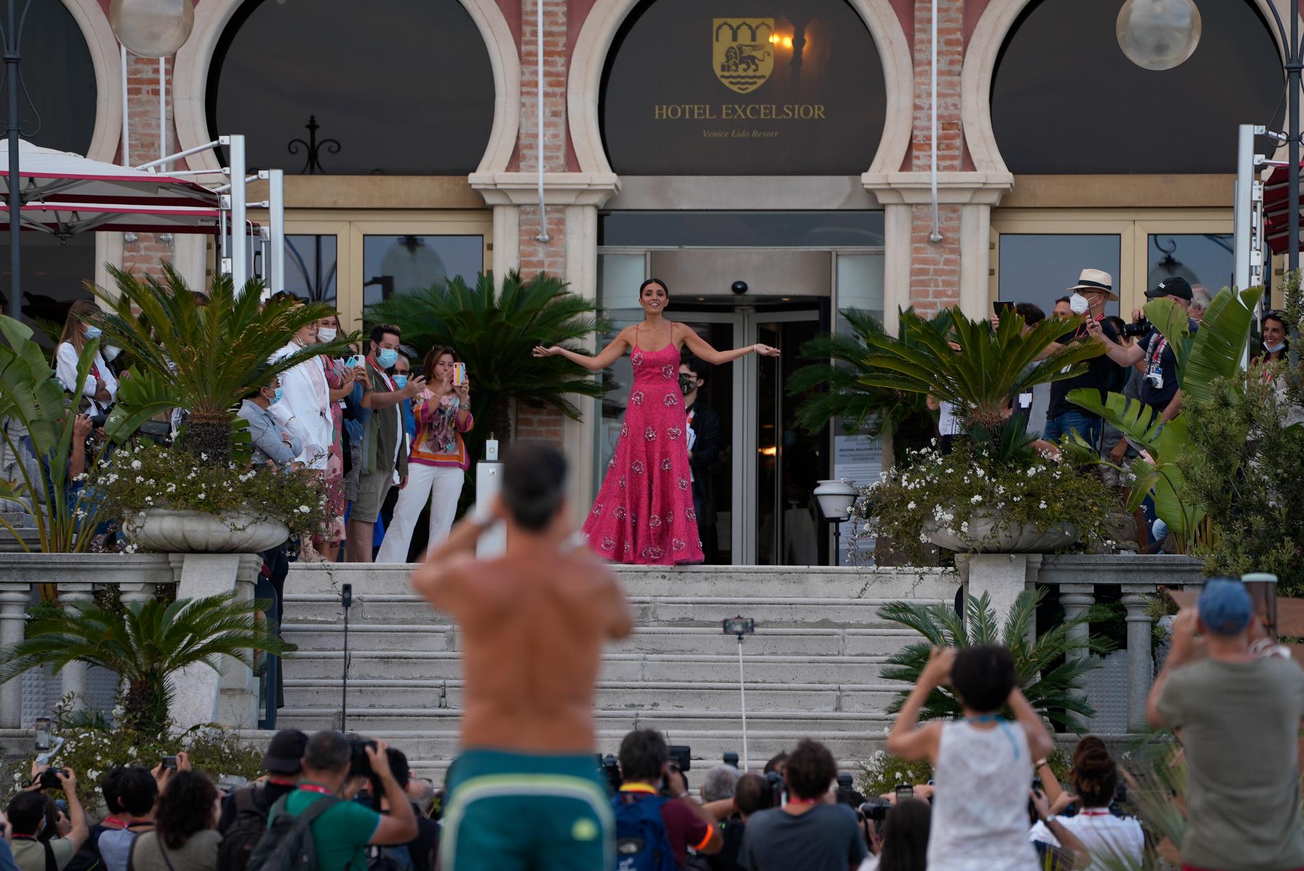 Italienska skådisen Serena Rossi är värd för årets upplaga av Venedigs filmfestival.