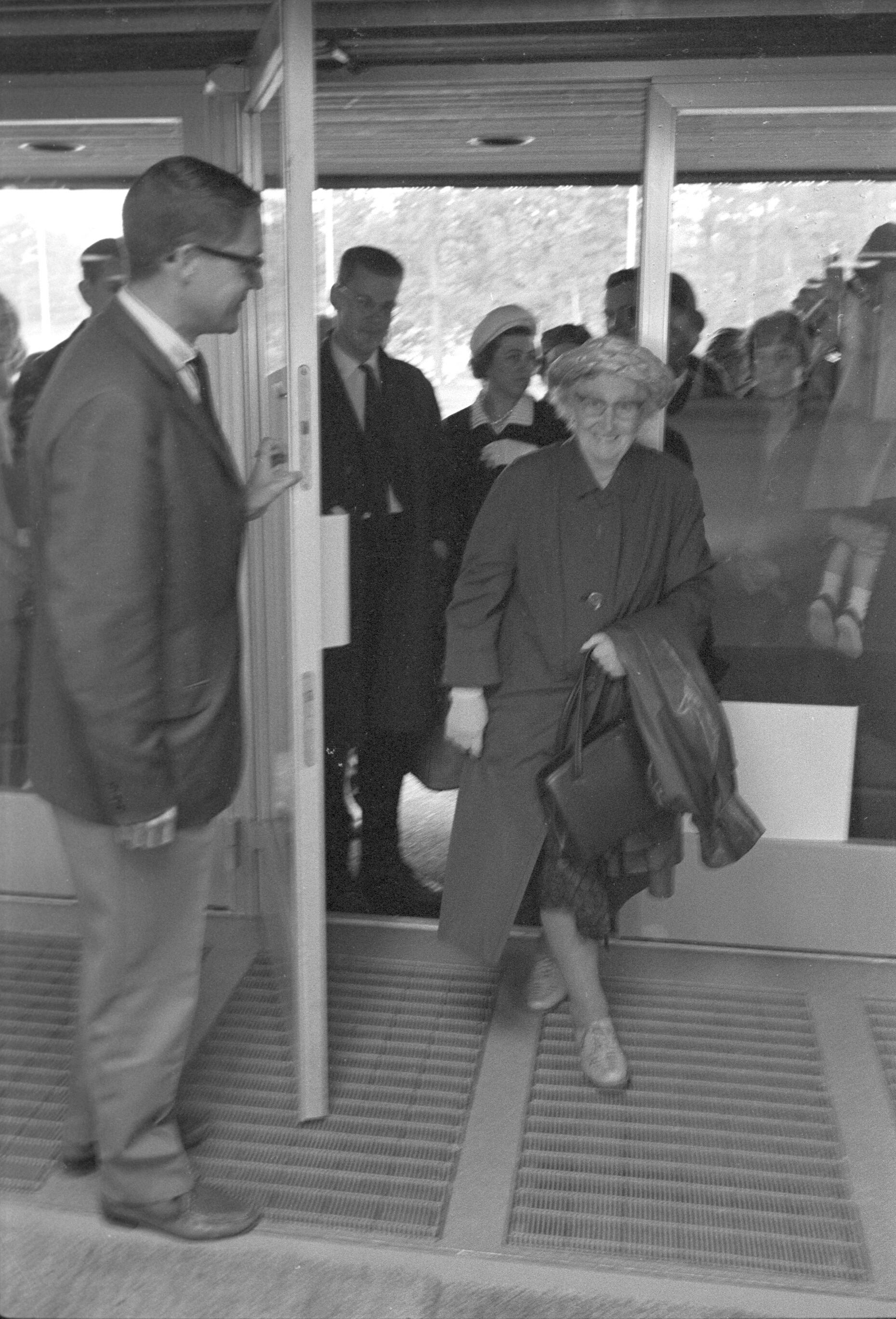 Ingvar Kamprad öppnar dörren och hälsar de första kunderna välkomna vid invigningen av Ikea i Kungens Kurva 1965. 
