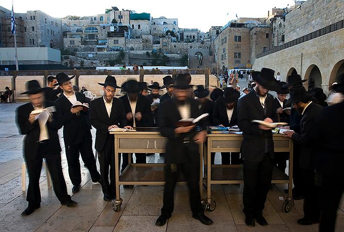Ortodoxa judar ber vid Västra muren (Klagomuren) i Jerusalem.