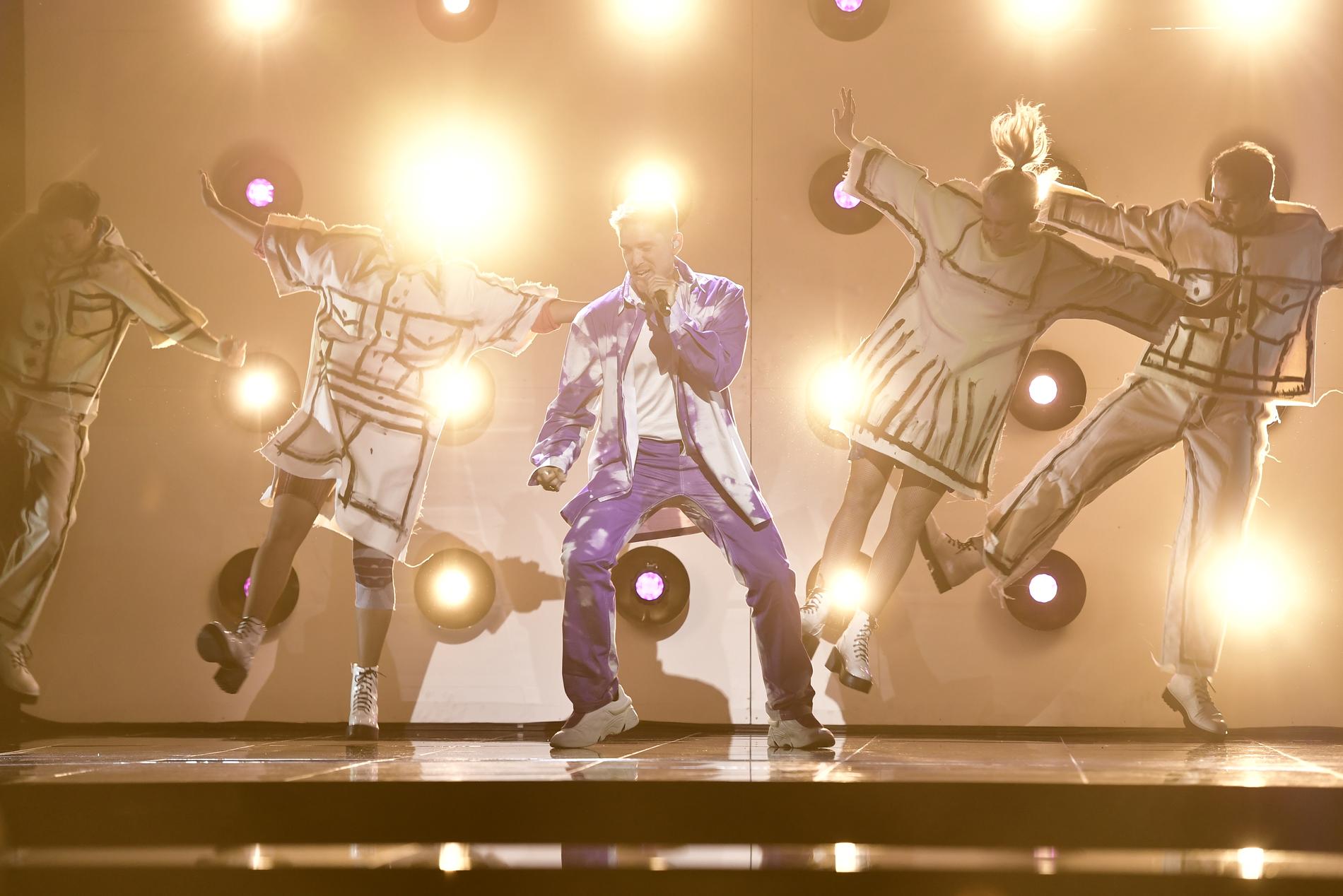 Danny Saucedo och dansarna repar inför comebacken i Melodifestivalen