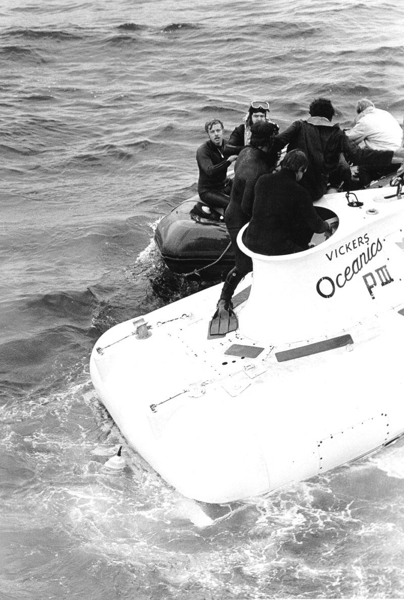 Roger Mallinson och hans kollega Roger Chapman räddas från ubåten Pisces III.