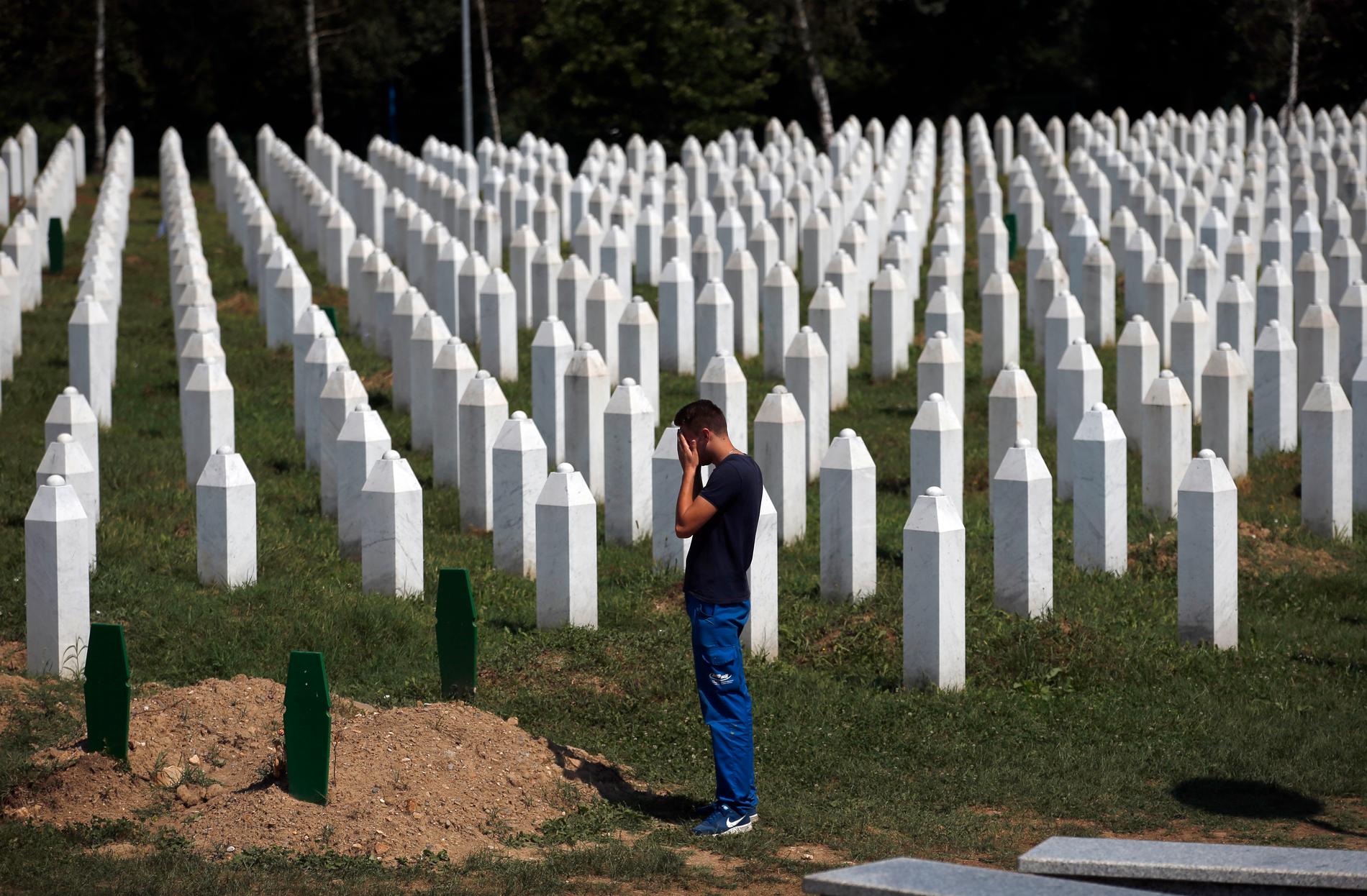 Det bosnienserbiska parlamentet har återkallat sitt stöd för den FN-rapport som slog fast att folkmord begåtts på 8 000 muslimer i Srebrenica under kriget, något som göder de etniska spänningarna i ett redan splittrat Bosnien. Bilden är från minnesmonumentet i Potocari nära Srebrenica.