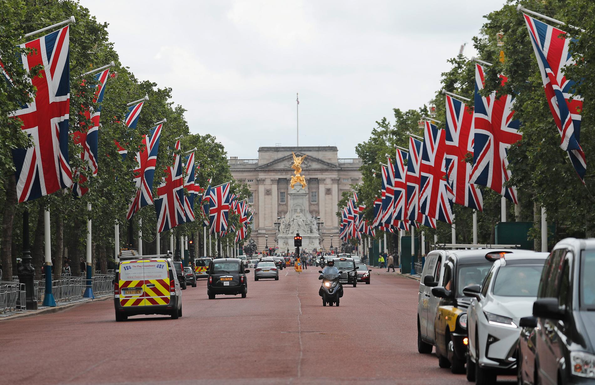 Flaggning på Pall Mall, framför Buckingham Palace, inför Donald Trumps statsbesök.