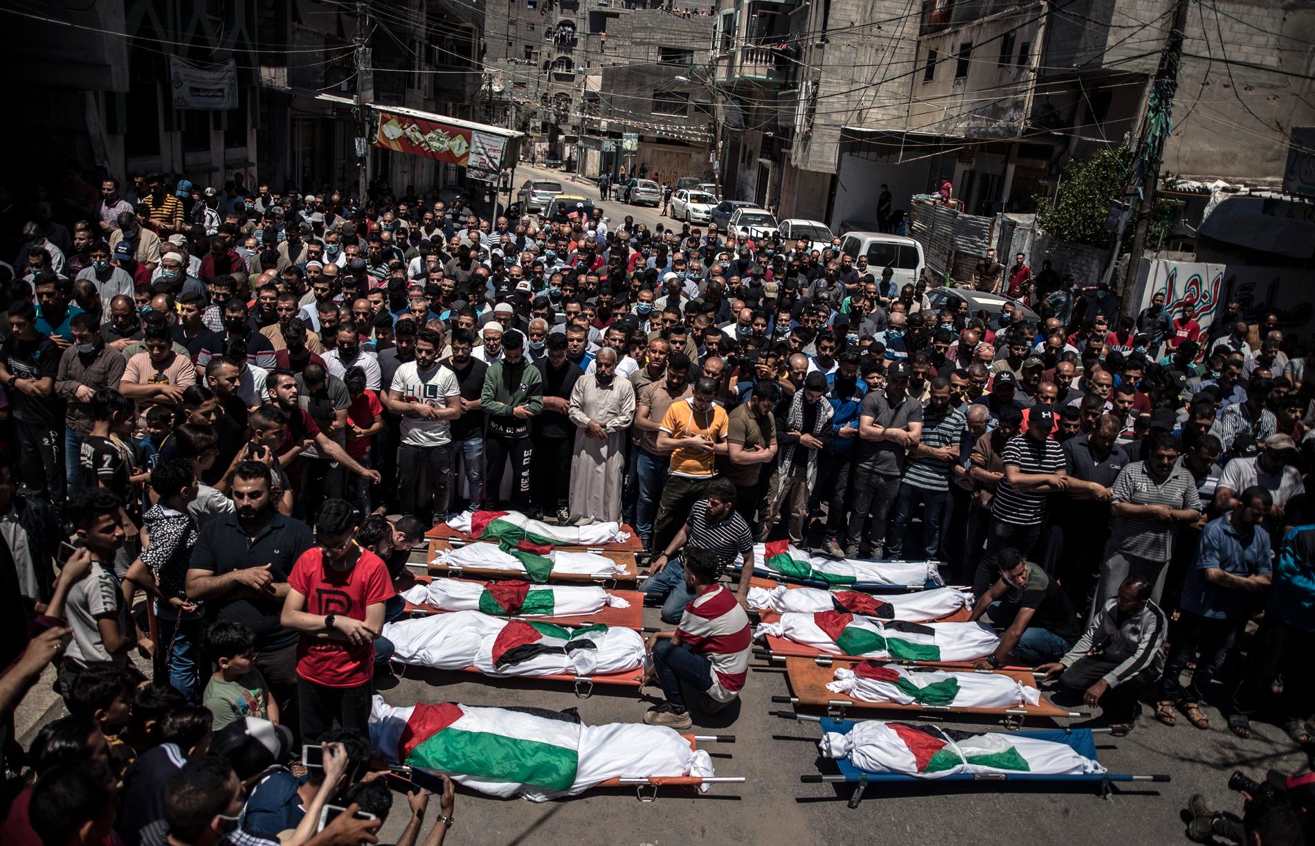Nästan en hel familj, två kvinnor och åtta barn, dödas i lördags i en israelisk flygattack. En liten pojke överlevde – i sin döda mammas armar, enligt uppgifter. Hundratals palestinier samlades för begravningen.  