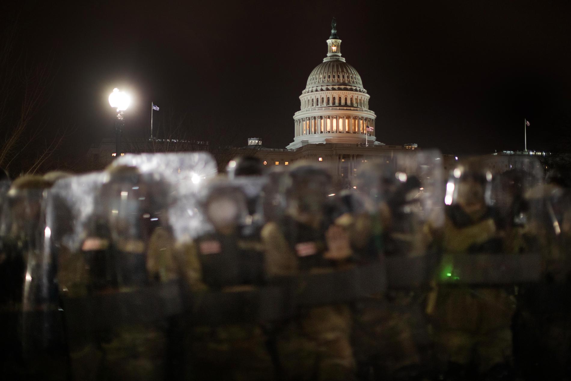 Nationalgardet utanför Kapitolium under kvällen efter stormningen. 