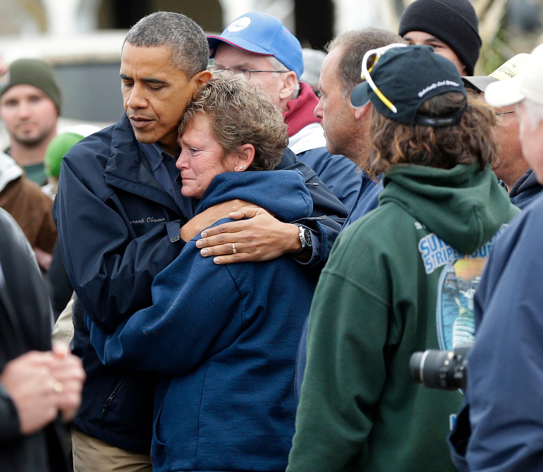 President Barack tröstar Donna Vanzant derabbad av stormen Sandy oktober 2012.