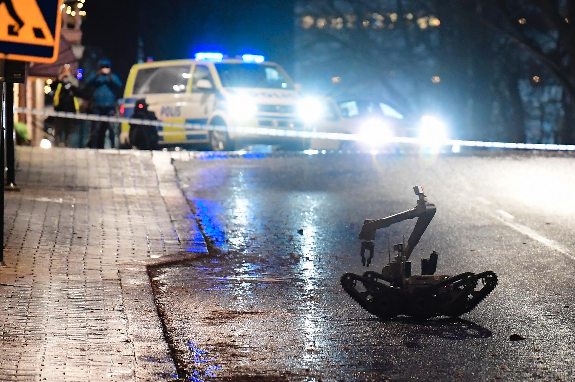 Den nationella bombskyddsgruppens fjärrstyrda robot undersökte det misstänkta föremålet i Eksjö. Vid niotiden var föremålet desarmerat.
