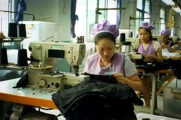 På fabriken i Da Ngan sitter kvinnorna på rad och syr Borg-kalsonger. 600 om dagen ska de hinna göra.
