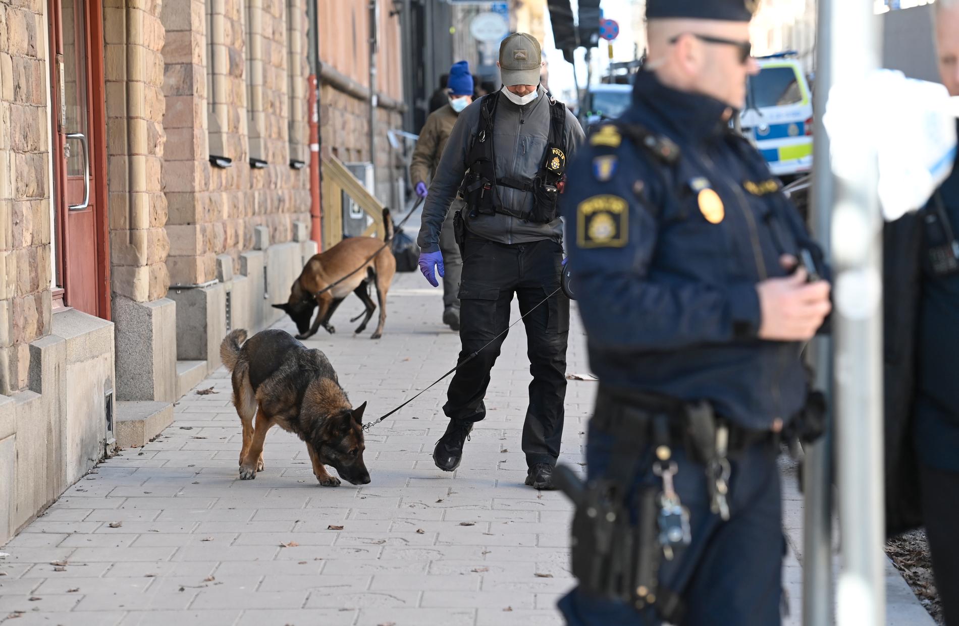 En stor polisinsats startade i Stockholm.