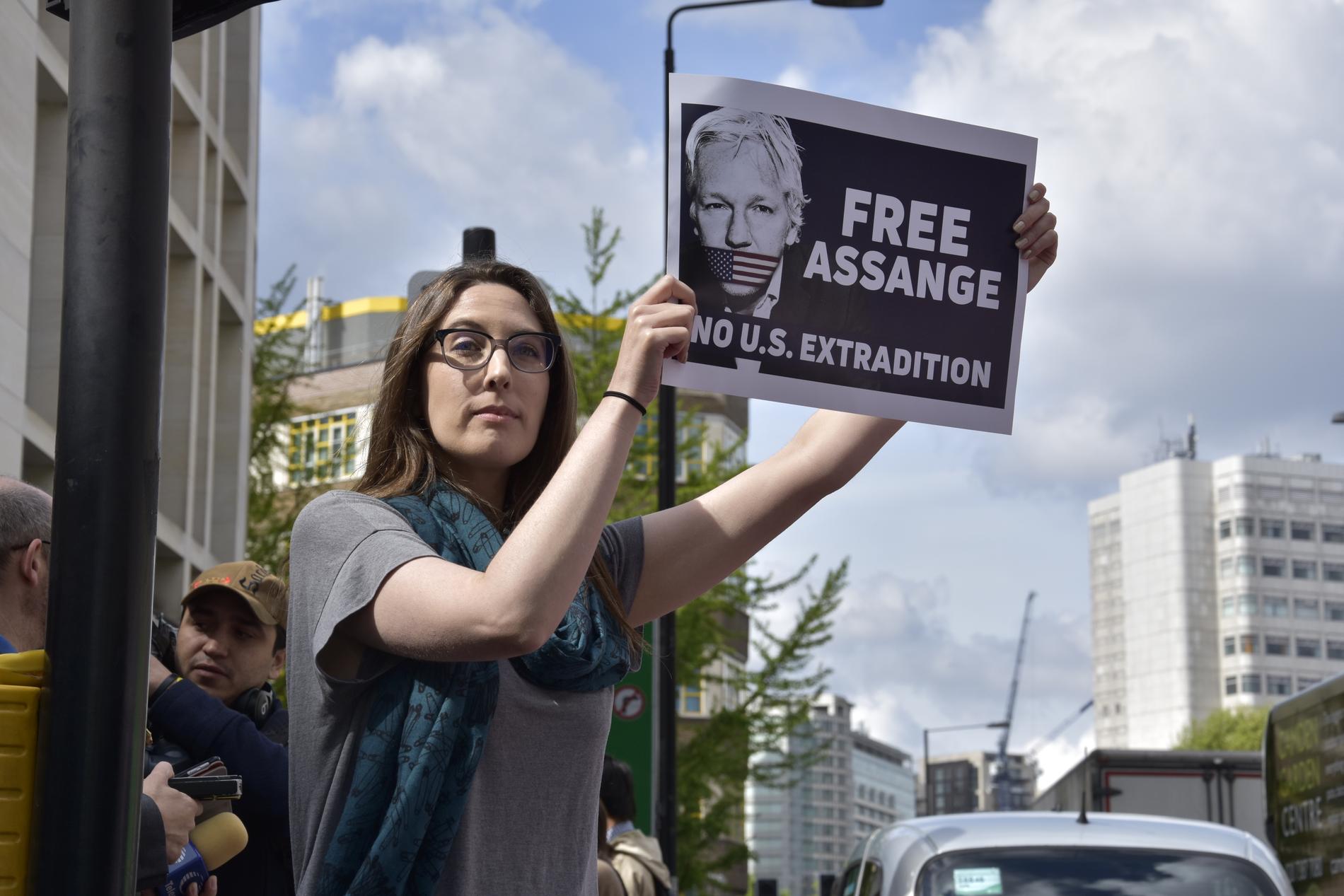 Rachel från USA har åkt över Atlanten för att visa sitt stöd för Julian Assange. Hon är orolig över vad konsekvenserna ska bli för yttrandefriheten om Assange utlämnas till USA. Många demonstranter finns på plats utanför den domstol i London där processen kring Julian Assange pågår.