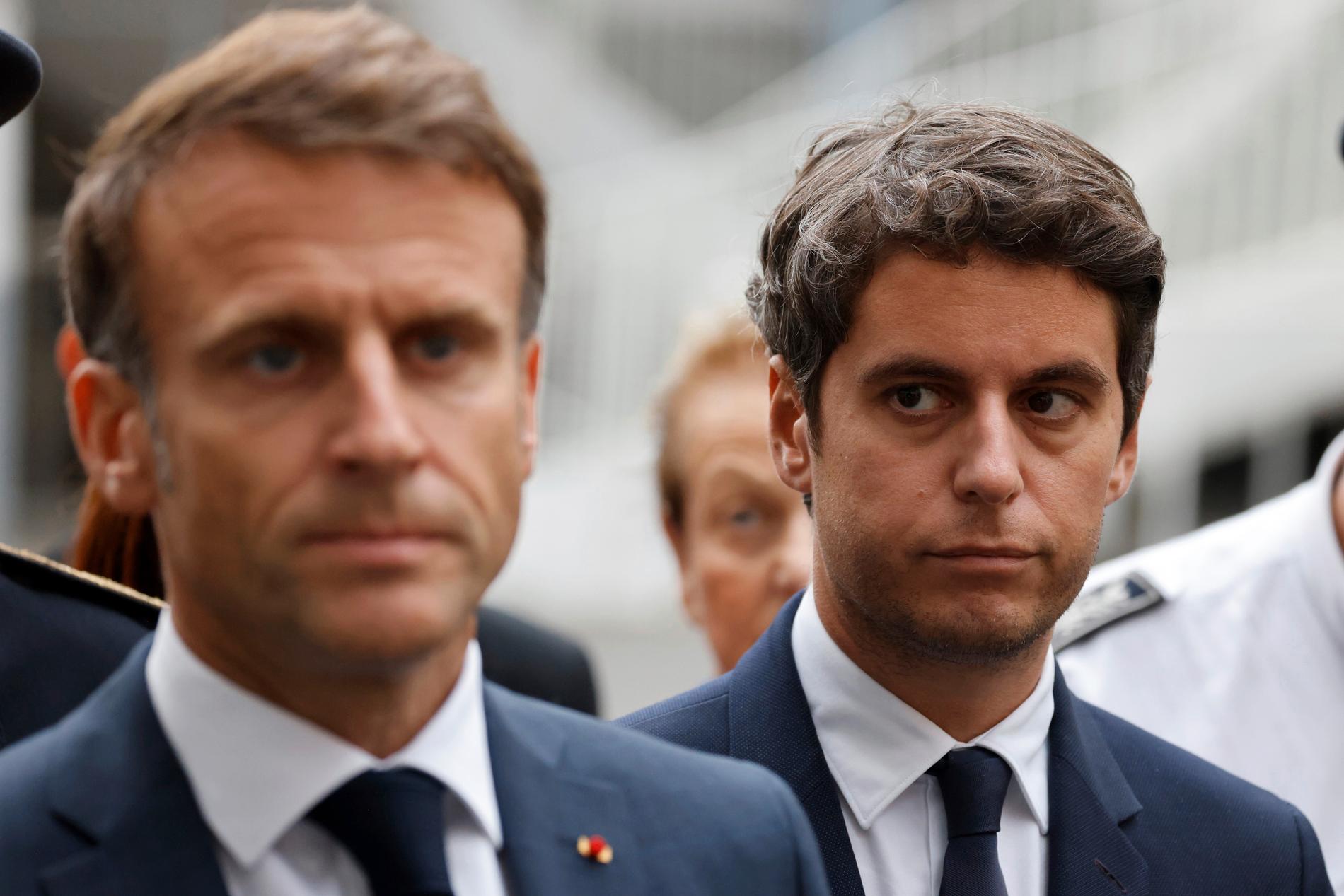 Gabriel Attal (till höger) blir utsedd till premiärminister av sin mentor Emmanuel Macron (vänster). Arkivbild.