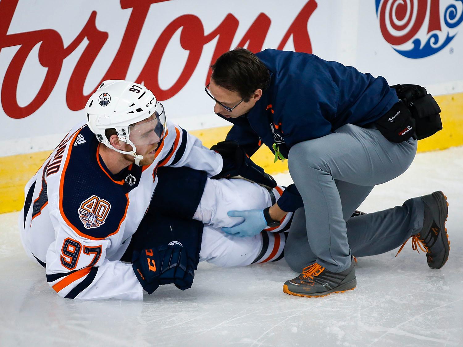 Connor McDavid behandlades på isen i Calgary
