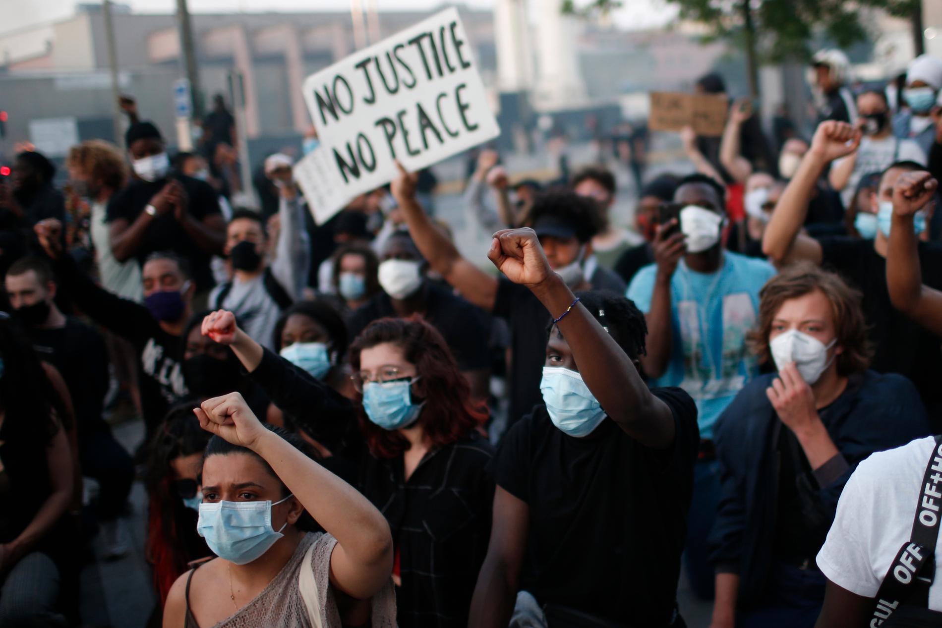 Demonstranter i Paris protesterar mot polisvåld och en svart mans död i samband med ett polisingripande 2016.