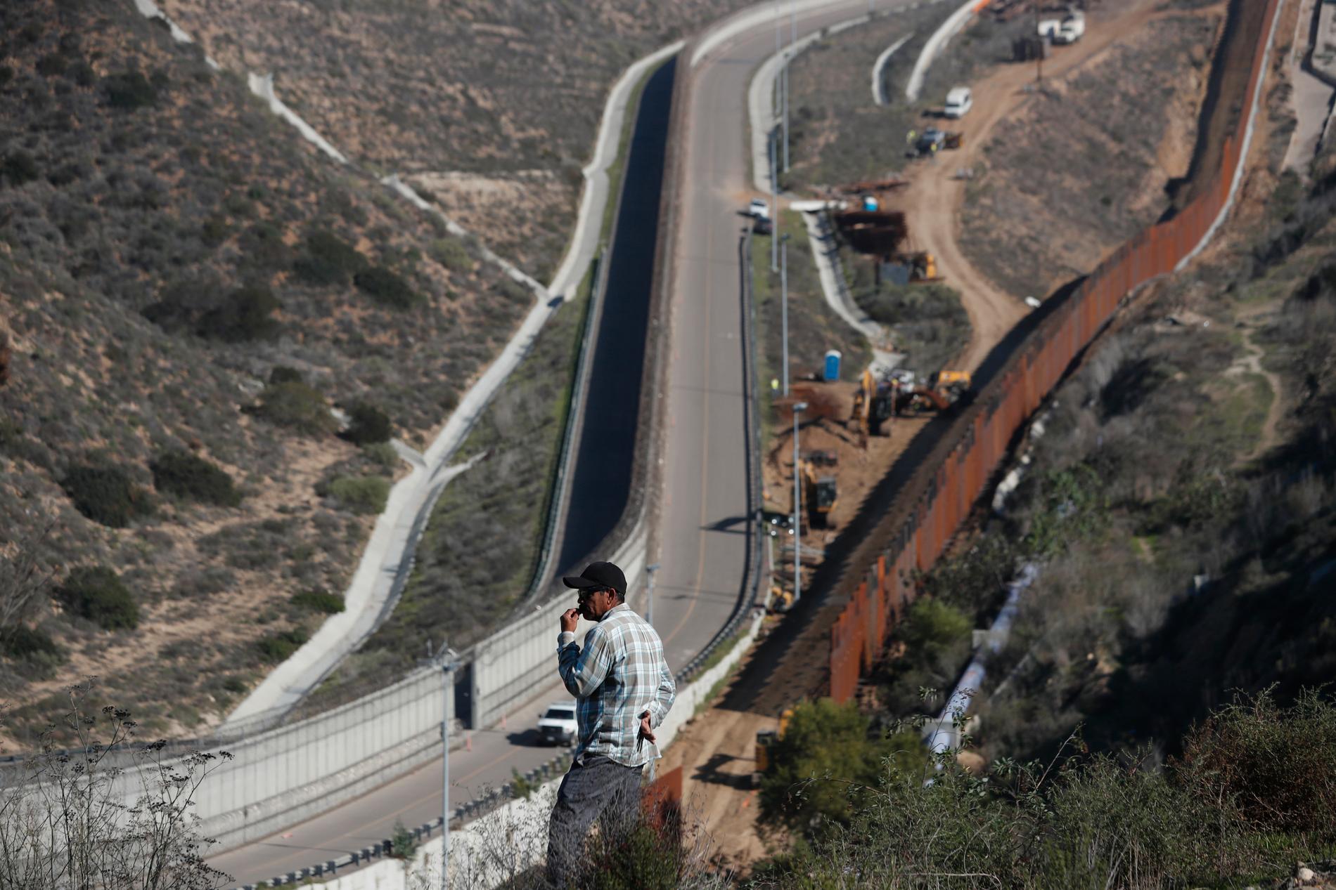 USA:s gräns mot Mexiko i närheten av Tijuana. Här finns redan en form av gränsmur som i december förstärktes.