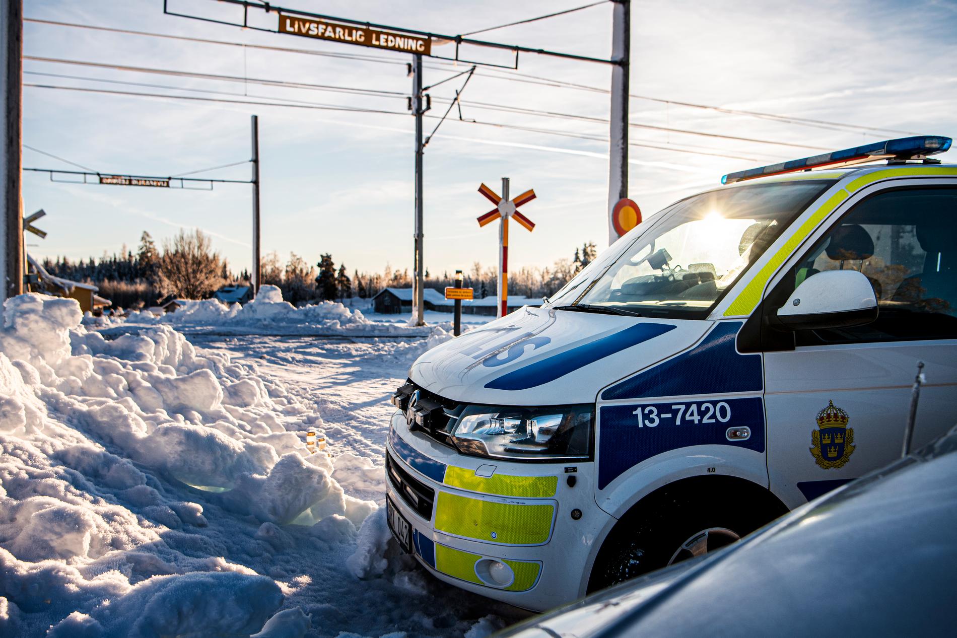 Järnvägskorsningen i Söråker där ett tåg körde på en skoter med släp och två tonårsflickor omkom. 